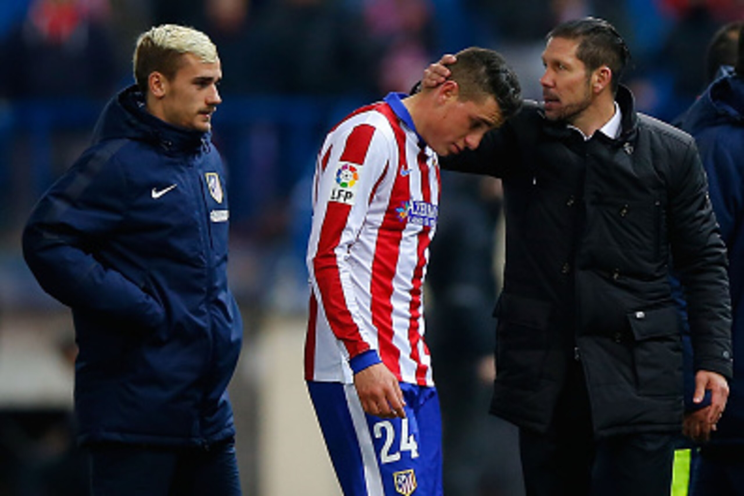 MADRID, SPAIN - JANUARY 28: Head coach Diego Pablo Simeone (R) of Atletico de Madrid consoles Jose Maria Gimenez (2ndL) as e leaves the pitch in company of his teammate Antoine Griezmann (L) after loosing the Copa del Rey Round of 8 second leg match betwe MADRID, SPAIN - JANUARY 28: Head coach Diego Pablo Simeone (R) of Atletico de Madrid consoles Jose Maria Gimenez (2ndL) as e leaves the pitch in company of his teammate Antoine Griezmann (L) after loosing the Copa del Rey Round of 8 second leg match betwe