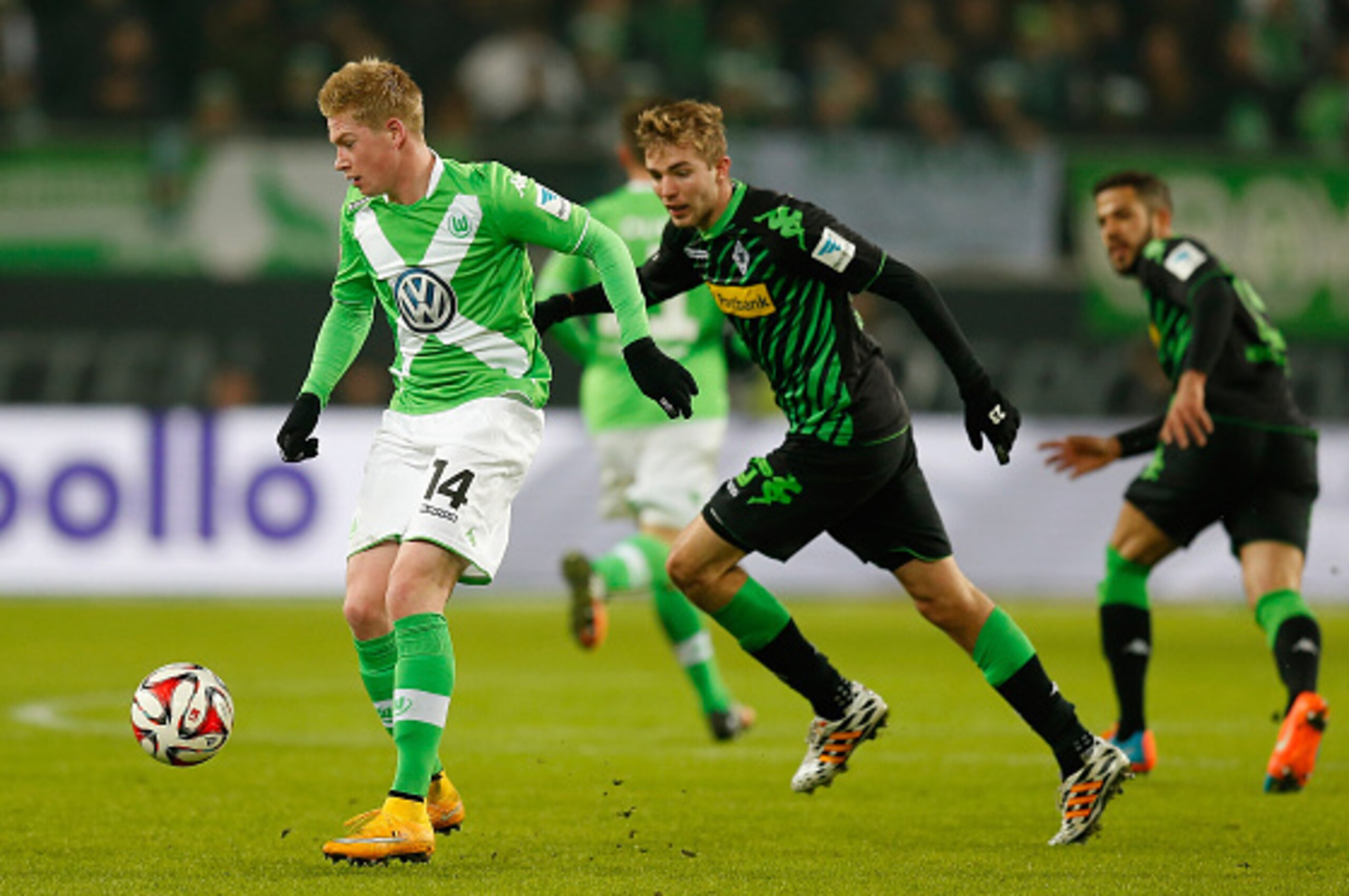 WOLFSBURG, GERMANY - NOVEMBER 30: Kevin De Bruyne of Wolfsburg is challenged by Christoph Kramer of Moenchengladbach during the Bundesliga match between VfL Wolfsburg and Borussia Moenchengladbach at Volkswagen Arena on November 30, 2014 in Wolfsburg, Ge WOLFSBURG, GERMANY - NOVEMBER 30: Kevin De Bruyne of Wolfsburg is challenged by Christoph Kramer of Moenchengladbach during the Bundesliga match between VfL Wolfsburg and Borussia Moenchengladbach at Volkswagen Arena on November 30, 2014 in Wolfsburg, Ge