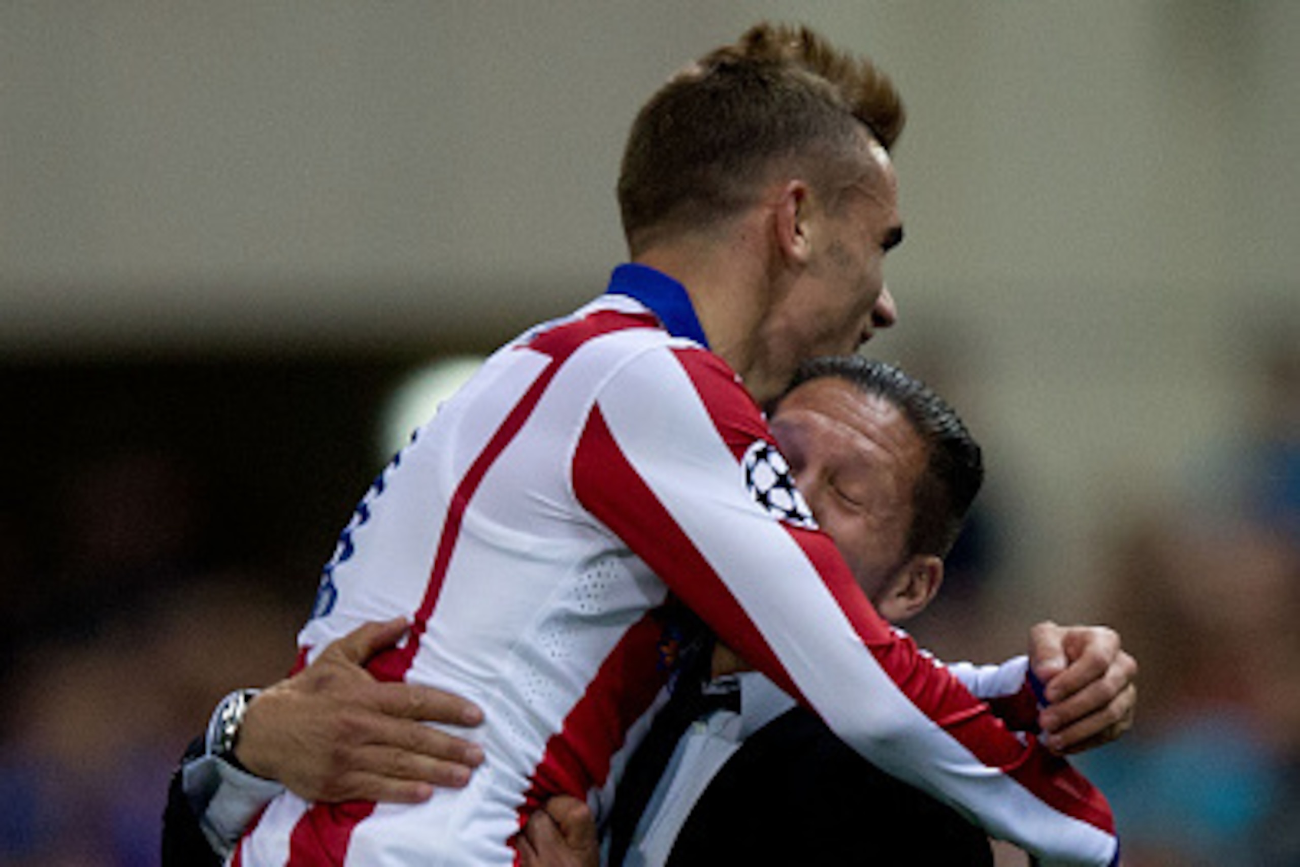 MADRID, SPAIN - OCTOBER 22: Antoine Griezmann (L) of Atletico de Madrid embraces head coach Diego Pablo Simeone (R) celebrating scoring their third goal during the UEFA Champions League group A match between Club Atletico de Madrid and Malmo FF at Vicent MADRID, SPAIN - OCTOBER 22: Antoine Griezmann (L) of Atletico de Madrid embraces head coach Diego Pablo Simeone (R) celebrating scoring their third goal during the UEFA Champions League group A match between Club Atletico de Madrid and Malmo FF at Vicent