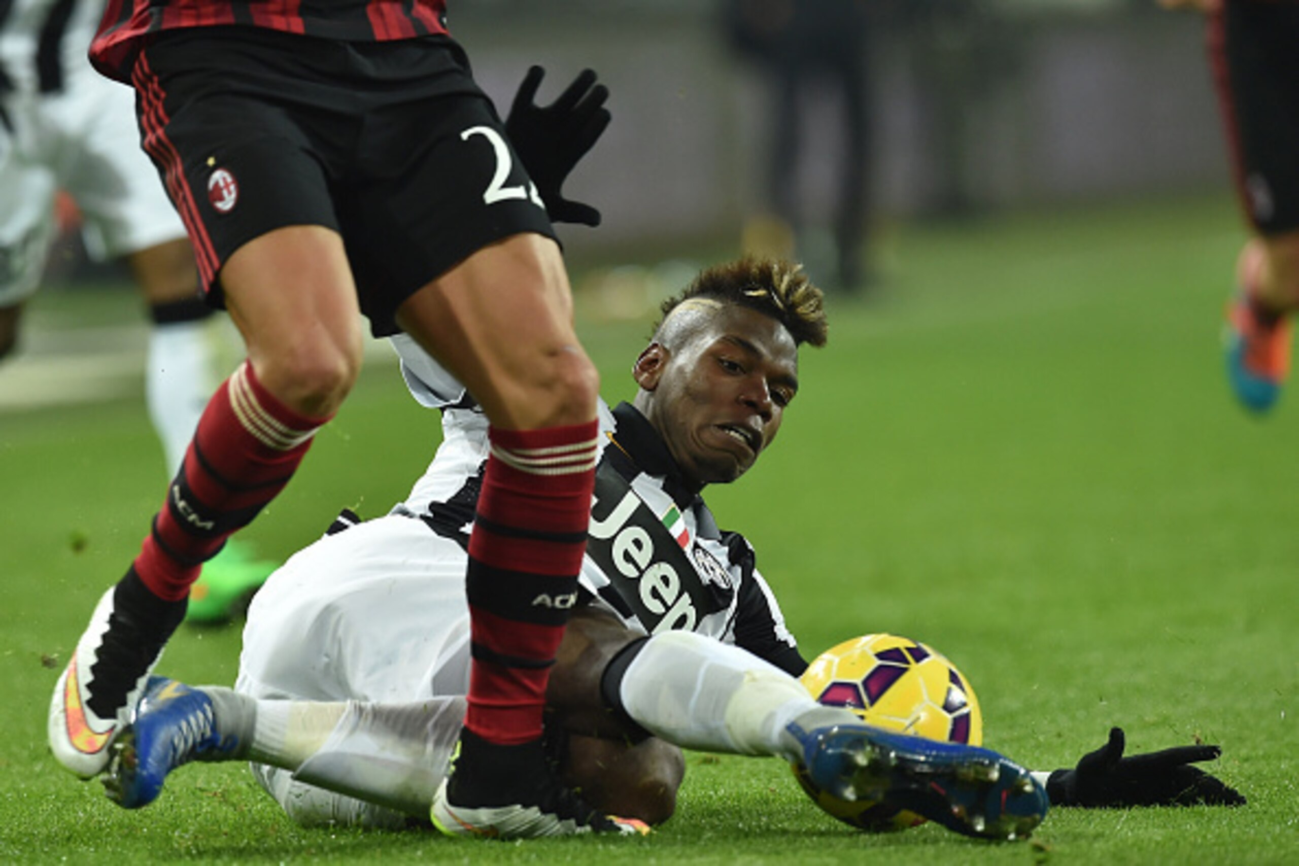 TURIN, ITALY - FEBRUARY 07:  Paul Pogba of Juventus FC controls the ball during the Serie A match between Juventus FC and AC Milan at Juventus Arena on February 7, 2015 in Turin, Italy.  (Photo by Valerio Pennicino/Getty Images)