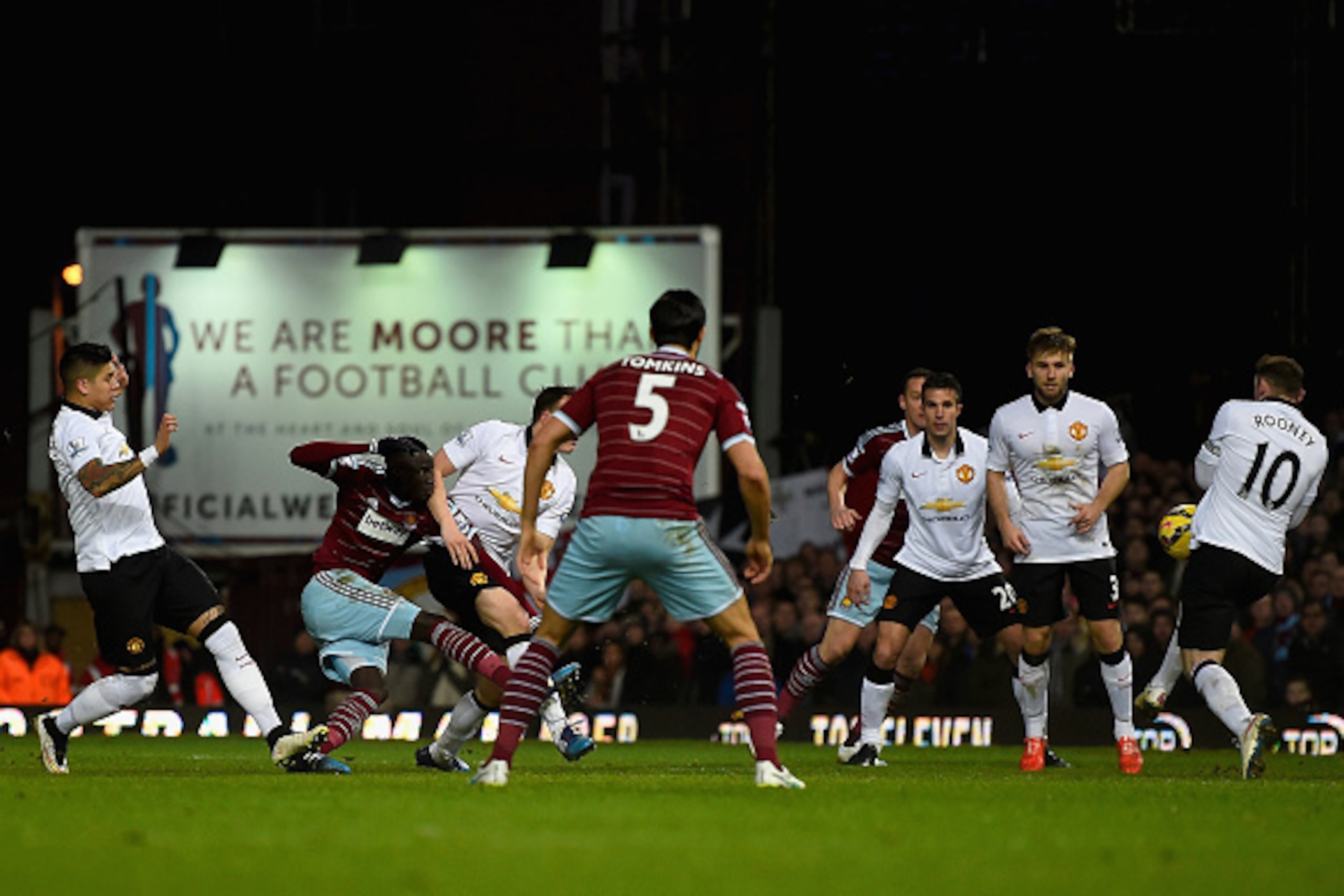 LONDON, ENGLAND - FEBRUARY 08:  Cheikhou Kouyate of West Ham scores the opening goal during the Barclays Premier League match between West Ham United and Manchester United at Boleyn Ground on February 8, 2015 in London, England.  (Photo by Mike Hewitt/Get