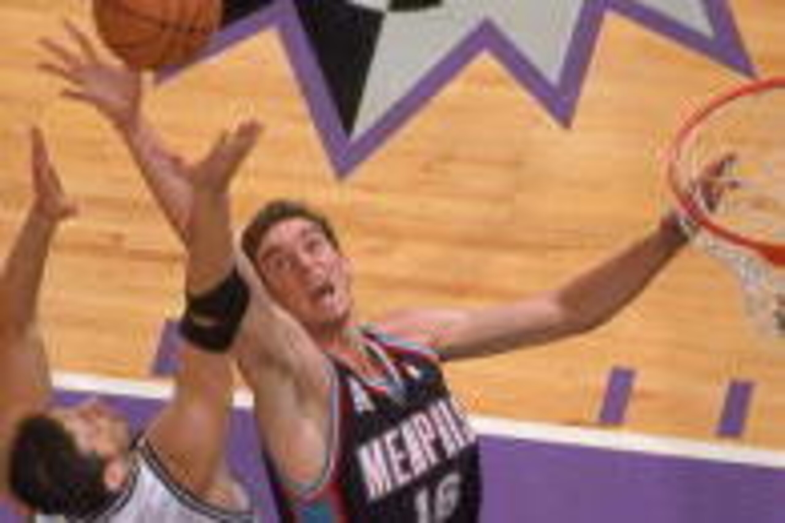 24 Oct 2001:  Forward Pau Gasol #16 of the Memphis Grizzlies battles forward Hidayet Turkoglu #5 of the Sacramento Kings for a rebound during the pre-season game at Arco Arena in Sacramento, California.  The Kings defeated the Grizzlies 107-94.  User expr