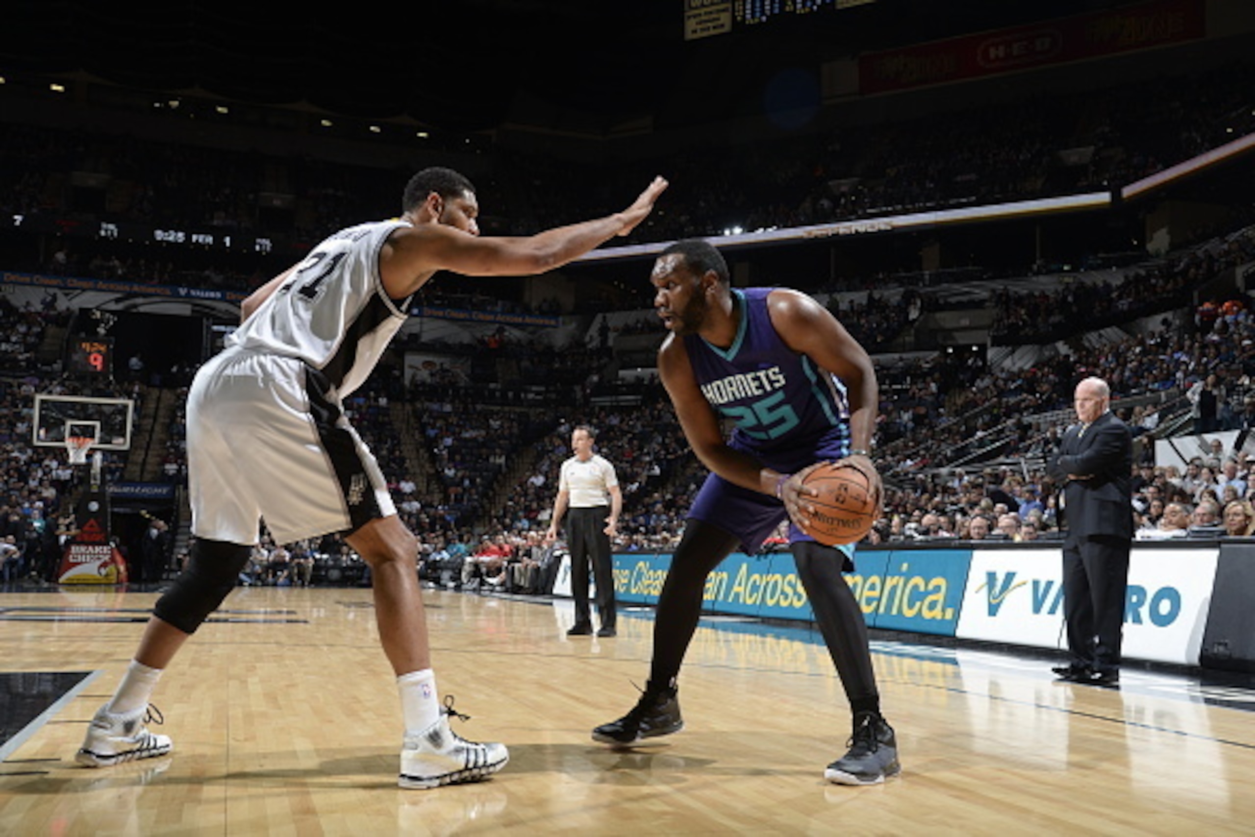 SAN ANTONIO, TX - JANUARY 28:  Al Jefferson #25 of the Charlotte Hornets handles the ball against Tim Duncan #21 of the San Antonio Spurs on January 28, 2015 at the AT&T Center in San Antonio, Texas. NOTE TO USER: User expressly acknowledges and agrees th