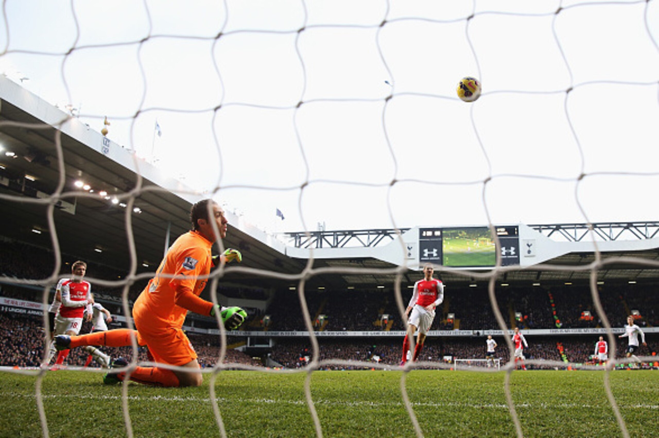 LONDON, ENGLAND - FEBRUARY 07: David Ospina of Arsenal watches the header from Harry Kane of Tottenham Hotspur go into the net for the winning goal during the Barclays Premier League match between Tottenham Hotspur and Arsenal at White Hart Lane on Februa LONDON, ENGLAND - FEBRUARY 07: David Ospina of Arsenal watches the header from Harry Kane of Tottenham Hotspur go into the net for the winning goal during the Barclays Premier League match between Tottenham Hotspur and Arsenal at White Hart Lane on Februa