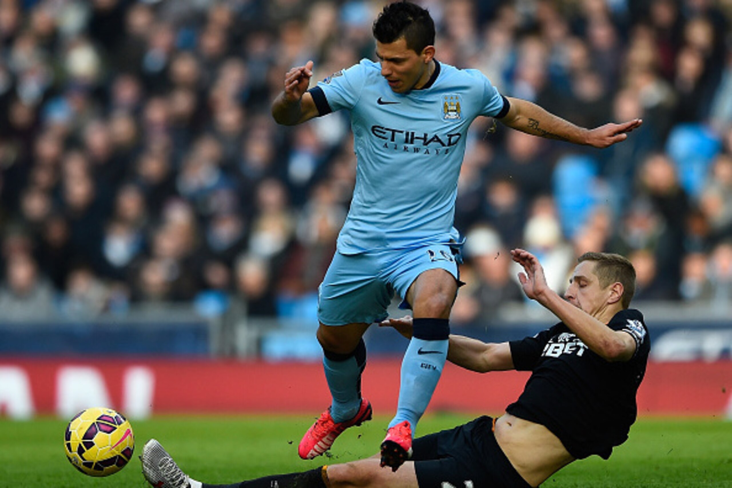 MANCHESTER, ENGLAND - FEBRUARY 07:  Sergio Aguero of Manchester City is challenged by Michael Dawson of Hull City during the Barclays Premier League match between Manchester City and Hull City at the Etihad Stadium on February 7, 2015 in Manchester, Engla