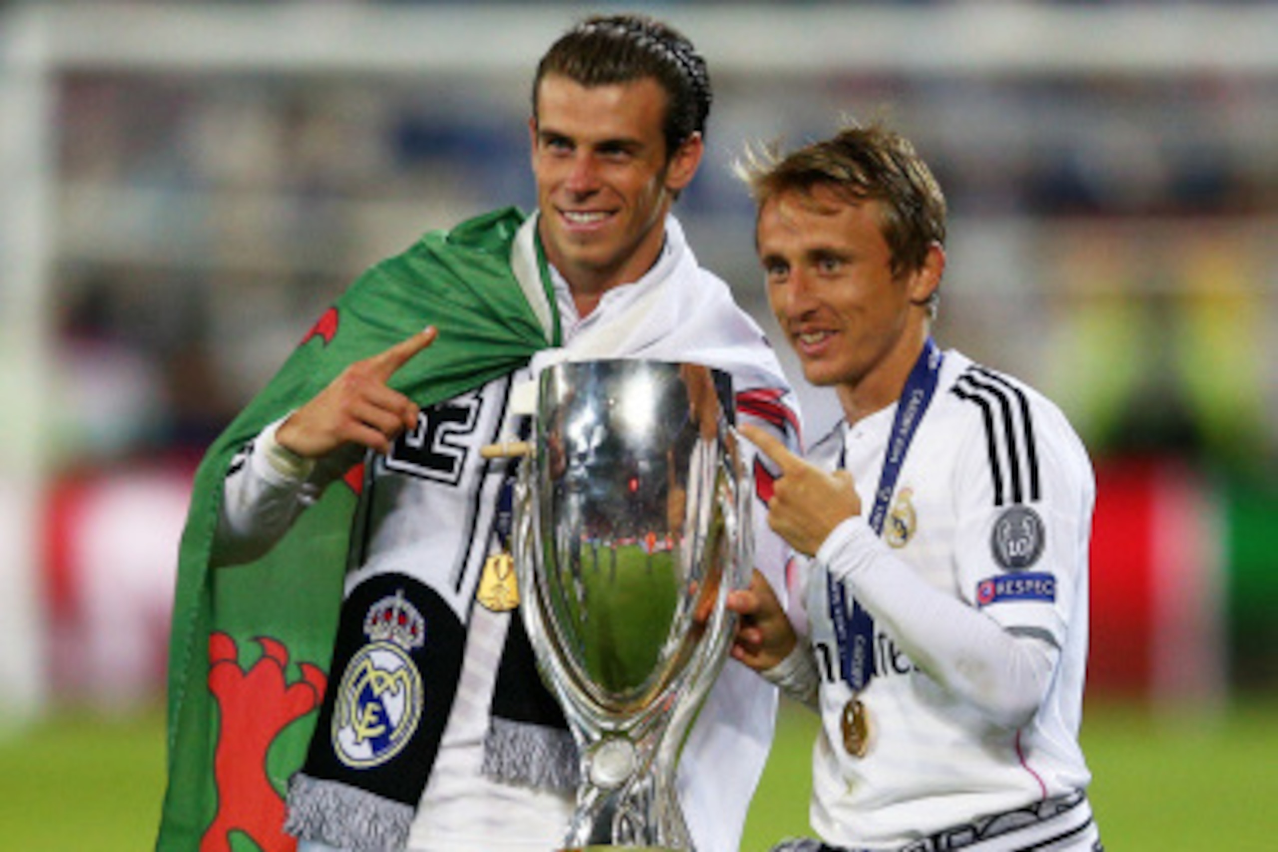 CARDIFF, WALES - AUGUST 12:  Gareth Bale and Luka Modric of Real Madrid pose with the trophy following their team's 2-0 victory during the UEFA Super Cup between Real Madrid and Sevilla FC at Cardiff City Stadium on August 12, 2014 in Cardiff, Wales.  (Ph