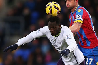 LONDON, ENGLAND - JANUARY 31: Romelu Lukaku of Everton is challenged by Damien Delaney of Crystal Palace during the Barclays Premier League match between Crystal Palace and Everton at Selhurst Park on January 31, 2015 in London, England.  (Photo by Paul G