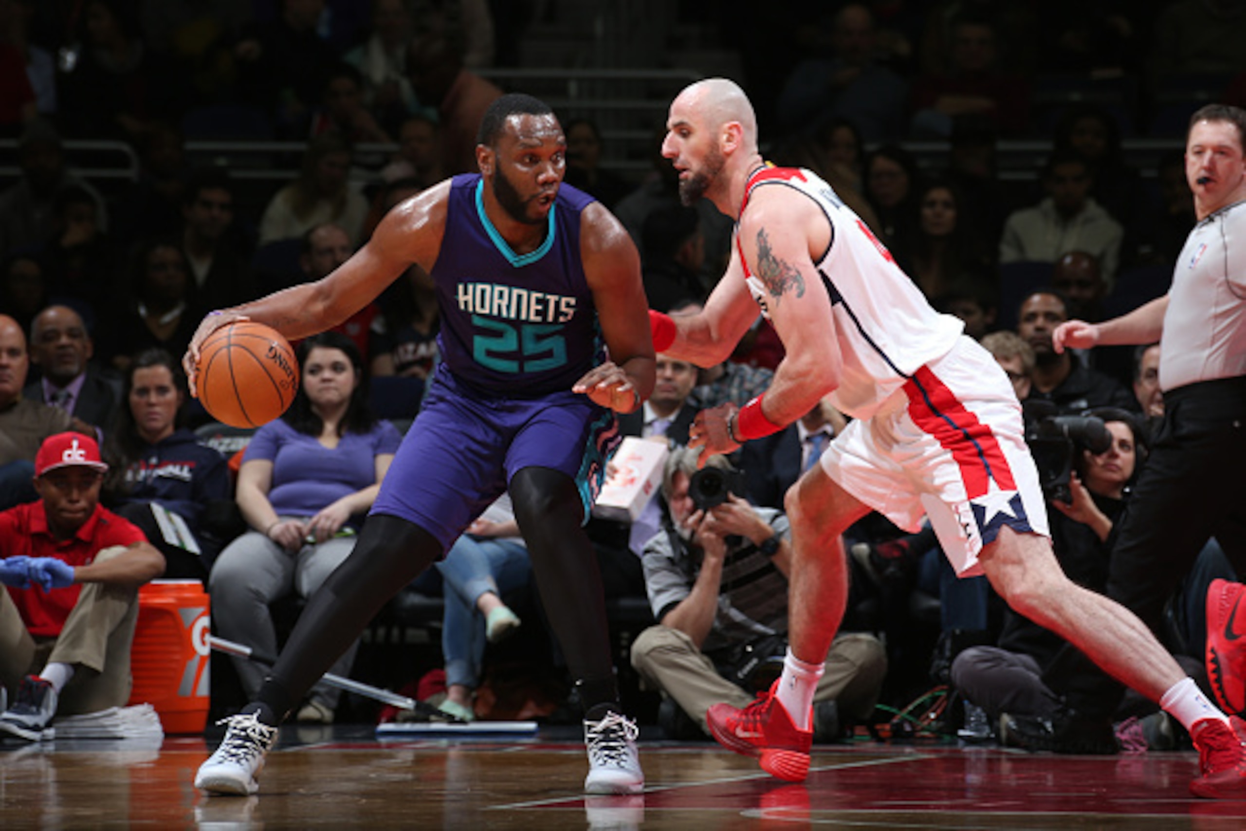 WASHINGTON, DC - FEBRUARY 2: Al Jefferson #25 of the Charlotte Hornets handles the ball against Marcin Gortat #4 of the Washington Wizards on February 2, 2015 at the Verizon Center in Washington, DC. NOTE TO USER: User expressly acknowledges and agrees t WASHINGTON, DC - FEBRUARY 2: Al Jefferson #25 of the Charlotte Hornets handles the ball against Marcin Gortat #4 of the Washington Wizards on February 2, 2015 at the Verizon Center in Washington, DC. NOTE TO USER: User expressly acknowledges and agrees t