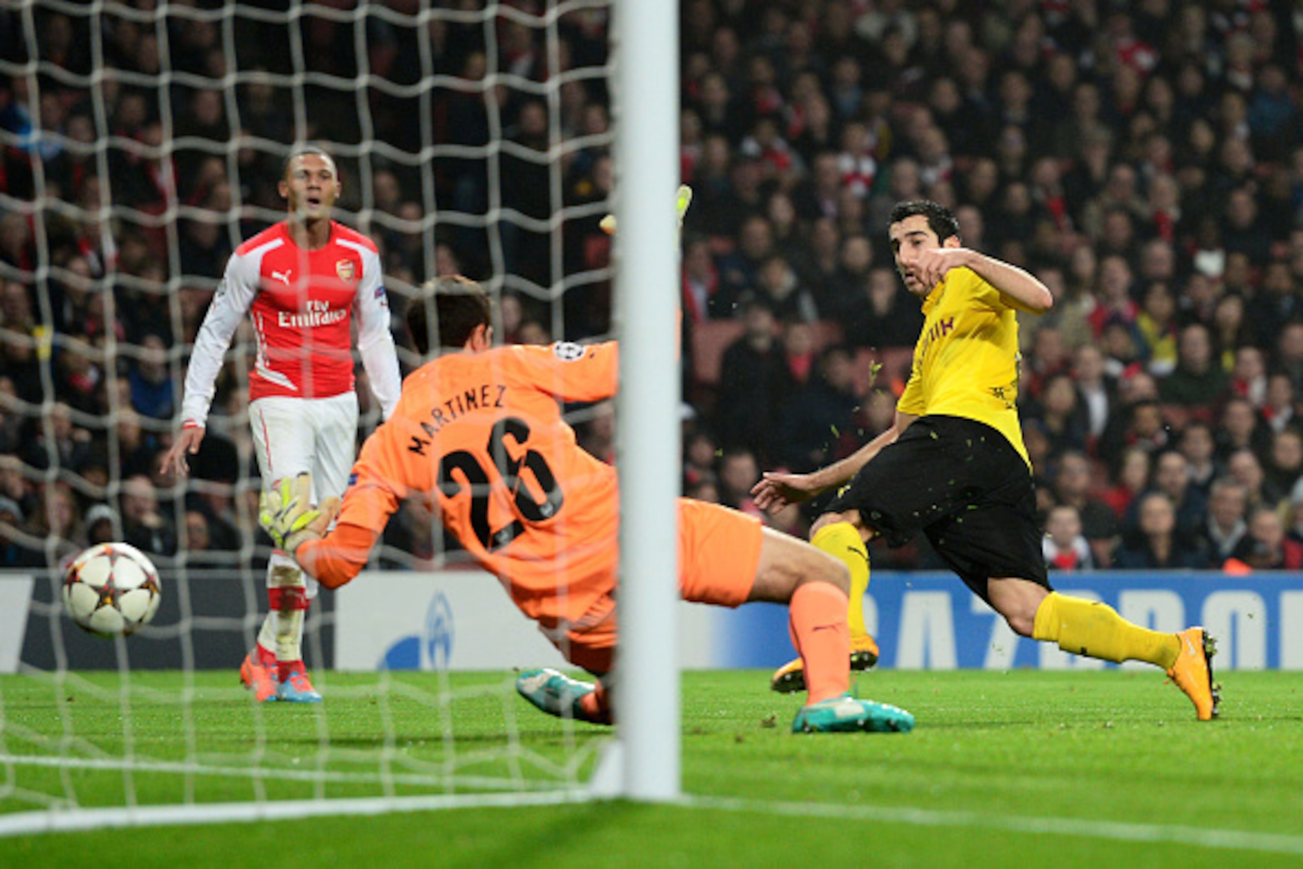 LONDON, ENGLAND - NOVEMBER 26:  Henrikh Mkhitaryan of Borussia Dortmund has his shot on goal saved by Damian Martínez of Arsenal during the UEFA Champions League Group D match between Arsenal and Borussia Dortmund at the Emirates Stadium on November 26, 2