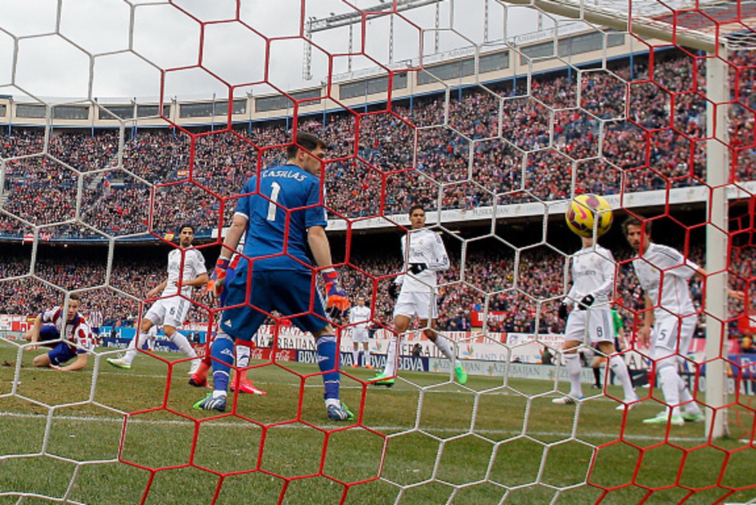 MADRID, SPAIN - FEBRUARY 07: Saul Niguez of Atletico de Madrid scores their second goal during the La Liga match between Club Atletico de Madrid and Real Madrid CF at Vicente Calderon Stadium on February 7, 2015 in Madrid, Spain.  (Photo by Gonzalo Arroyo