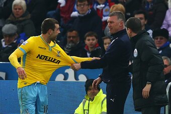 LEICESTER, ENGLAND - FEBRUARY 07:  Nigel Pearson, manager of Leicester City exchanges words with James McArthur of Crystal Palace during the Barclays Premier League match between Leicester City and Crystal Palace at the King Power Stadium on February 7, 2