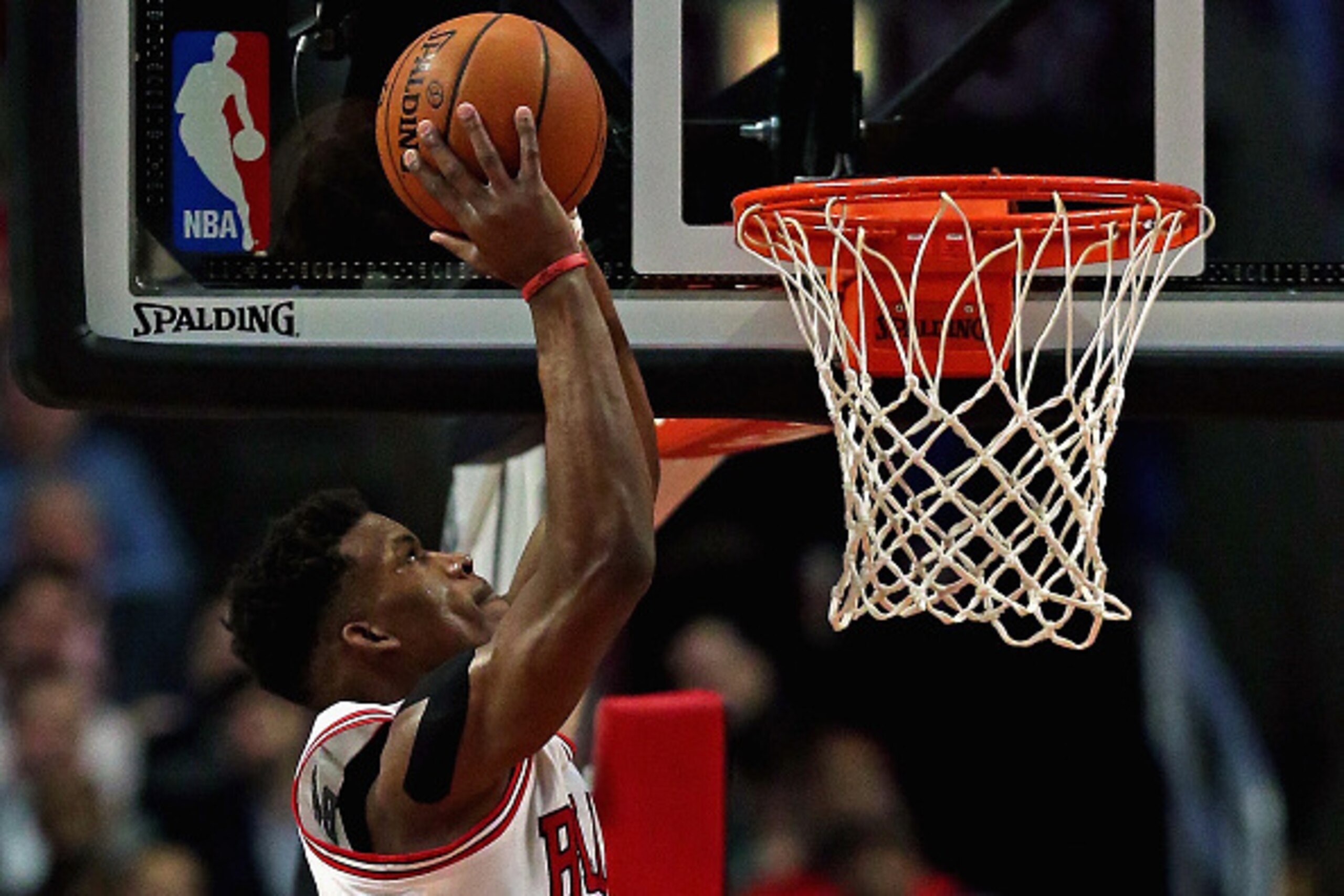 CHICAGO, IL - FEBRUARY 10: Jimmy Butler #21 of the Chicago Bulls dunks against the Sacramento Kings
at United Center on February 10, 2015 in Chicago, Illinois. NOTE TO USER: User expressly acknowledges and agrees that, by downloading and or using this pho