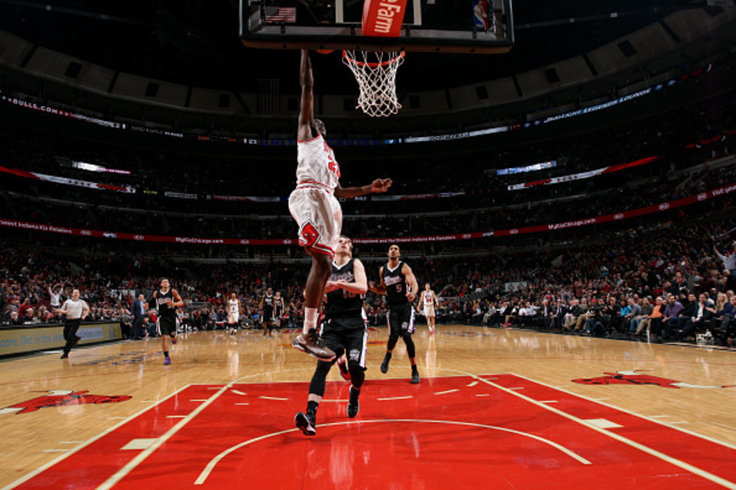 CHICAGO, IL - FEBRUARY 10: Tony Snell #20 of the Chicago Bulls dunks against the Sacramento Kings on February 10, 2015 at the United Center in Chicago, Illinois. NOTE TO USER: User expressly acknowledges and agrees that, by downloading and or using this P