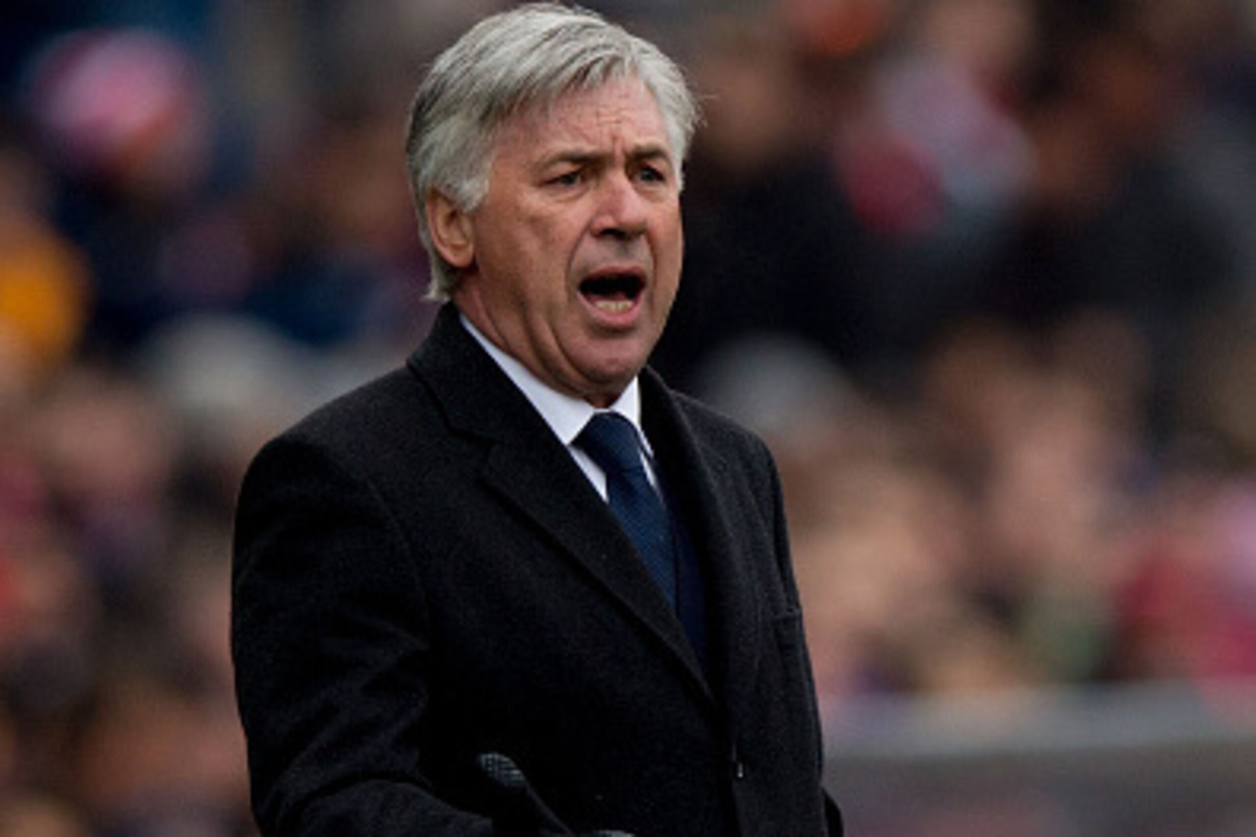 MADRID, SPAIN - FEBRUARY 07: Head coach Carlo Ancelotti of Real Madrid CF gives instructions during the La Liga match between Club Atletico de Madrid and Real Madrid CF at Vicente Calderon Stadium on February 7, 2015 in Madrid, Spain.  (Photo by Gonzalo A