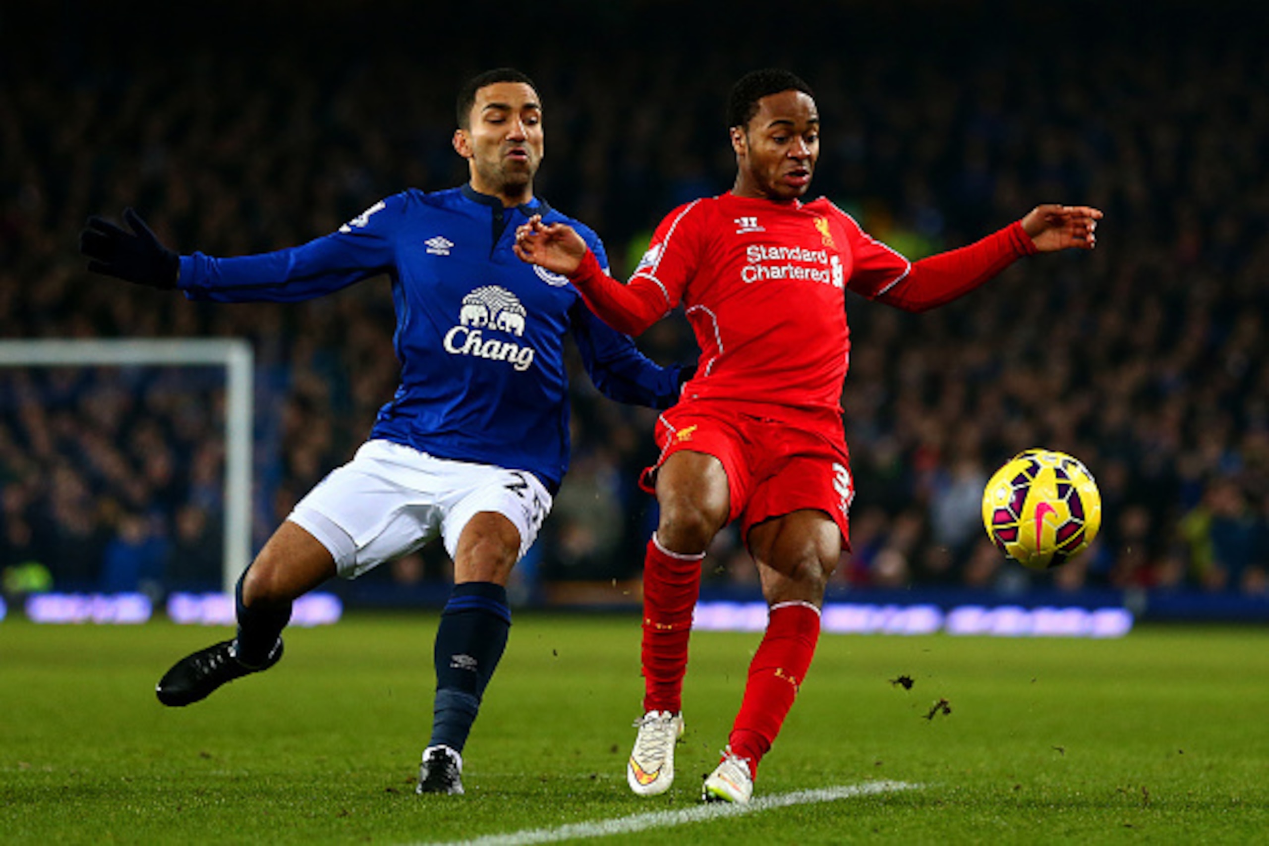 LIVERPOOL, ENGLAND - FEBRUARY 07:  Raheem Sterling of Liverpool battles for the ball with Aaron Lennon of Everton  during the Barclays Premier League match between Everton and Liverpool at Goodison Park on February 7, 2015 in Liverpool, England.  (Photo b