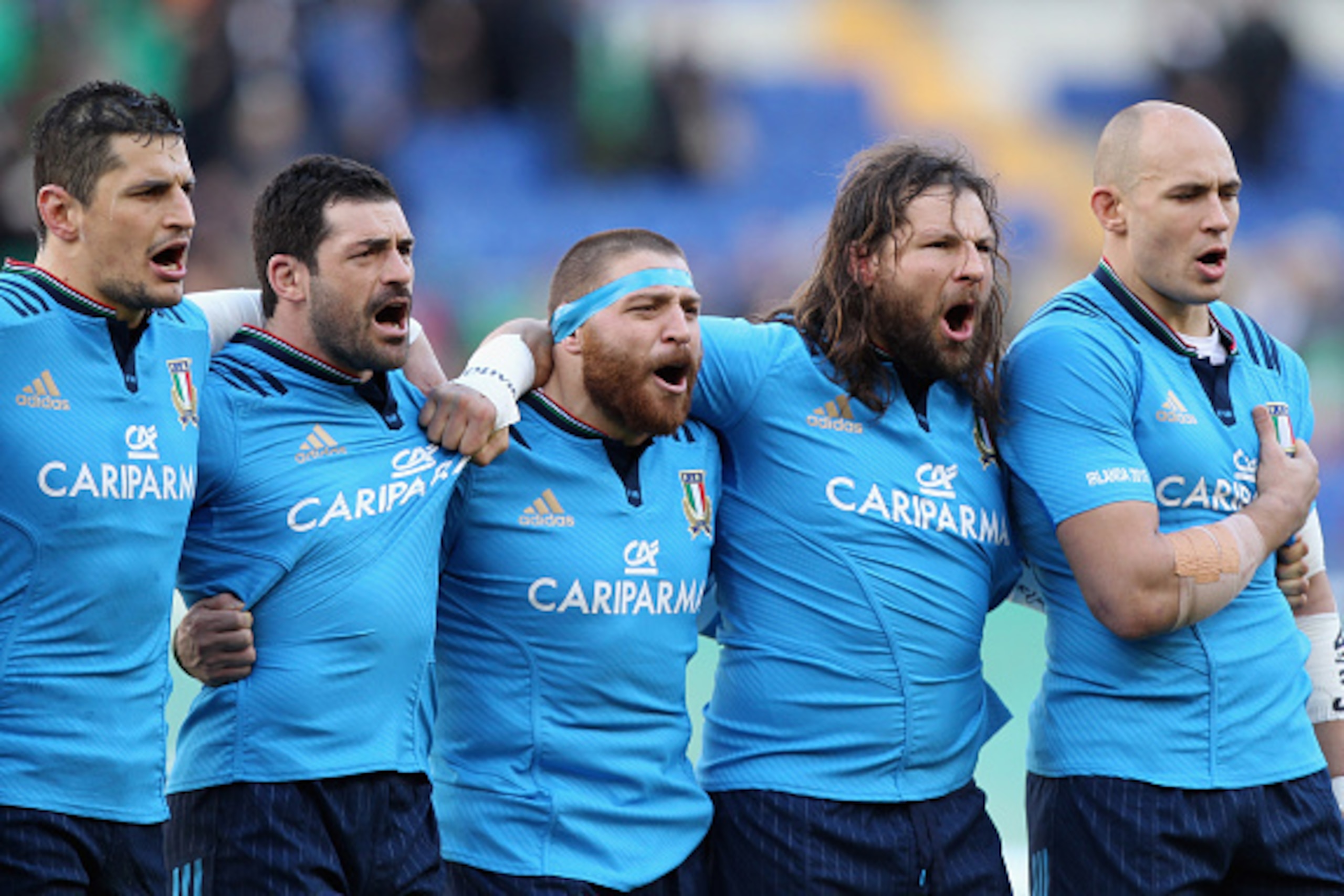 ROME, ITALY - FEBRUARY 07:  Sergio Parisse (R) with his teammates of Italy sing their national anthem before the RBS Six Nations match between Italy and Ireland at Stadio Olimpico on February 7, 2015 in Rome, Italy.  (Photo by Paolo Bruno/Getty Images)