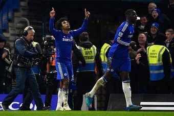 LONDON, ENGLAND - FEBRUARY 11:  Willian of Chelsea (L) celebrates scoring the first goal during the Barclays Premier League match between Chelsea and Everton at Stamford Bridge on February 11, 2015 in London, England.  (Photo by Mike Hewitt/Getty Images)