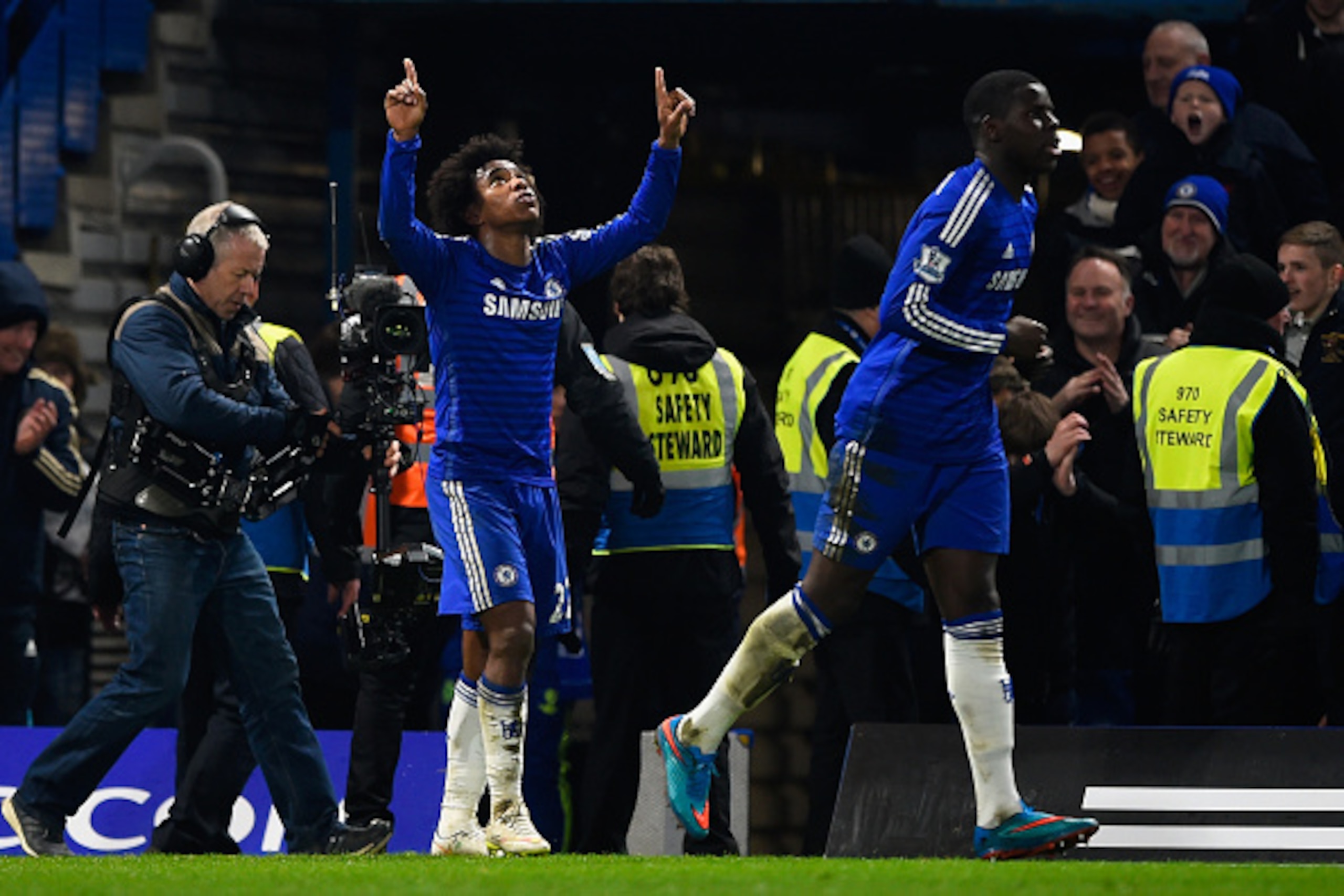 LONDON, ENGLAND - FEBRUARY 11: Willian of Chelsea (L) celebrates scoring the first goal during the Barclays Premier League match between Chelsea and Everton at Stamford Bridge on February 11, 2015 in London, England. (Photo by Mike Hewitt/Getty Images) LONDON, ENGLAND - FEBRUARY 11: Willian of Chelsea (L) celebrates scoring the first goal during the Barclays Premier League match between Chelsea and Everton at Stamford Bridge on February 11, 2015 in London, England. (Photo by Mike Hewitt/Getty Images)