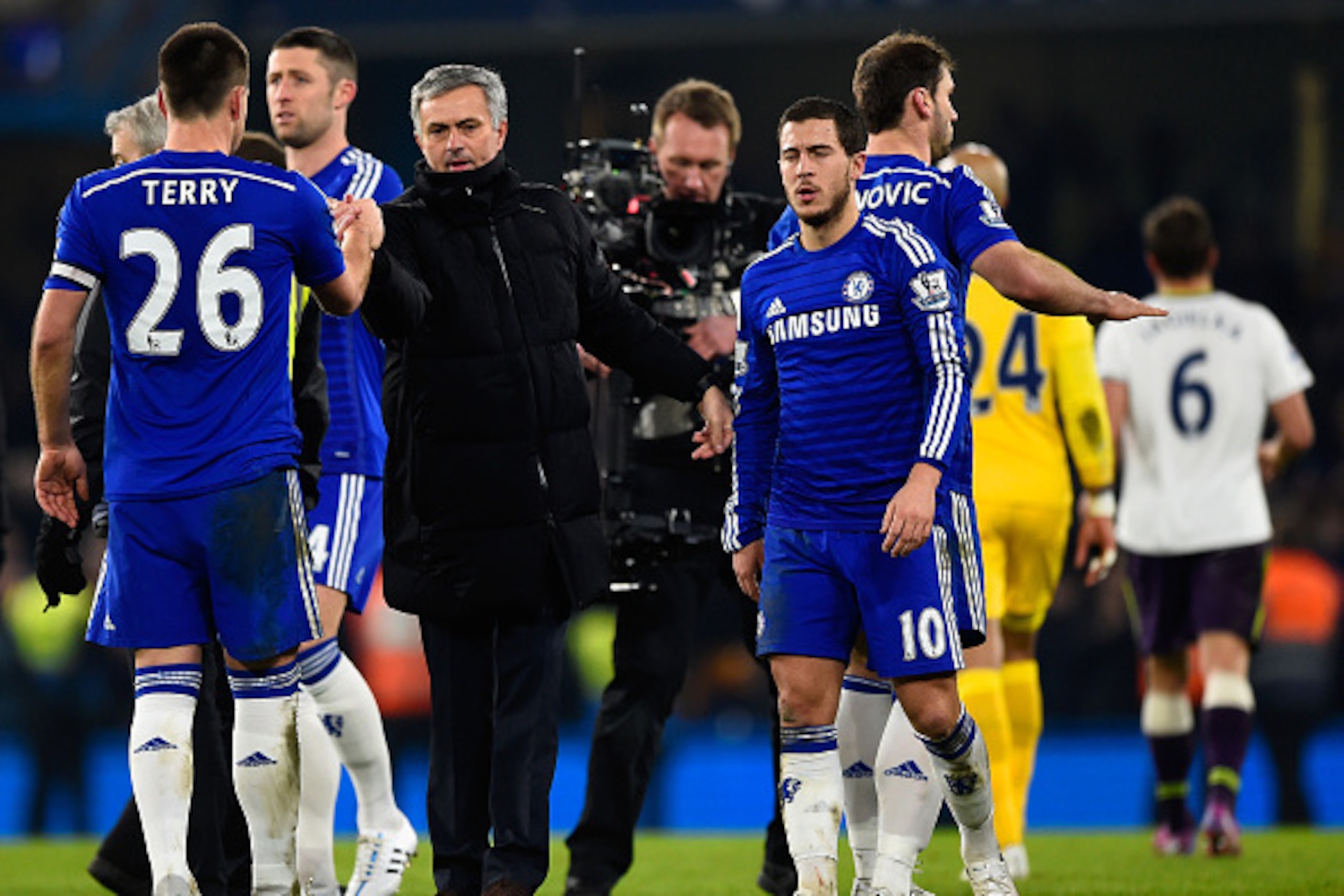 LONDON, ENGLAND - FEBRUARY 11: John Terry of Chelsea shakes hands with Manager Jose Mourinho of Chelsea during the Barclays Premier League match between Chelsea and Everton at Stamford Bridge on February 11, 2015 in London, England. (Photo by Mike Hewit LONDON, ENGLAND - FEBRUARY 11: John Terry of Chelsea shakes hands with Manager Jose Mourinho of Chelsea during the Barclays Premier League match between Chelsea and Everton at Stamford Bridge on February 11, 2015 in London, England. (Photo by Mike Hewit