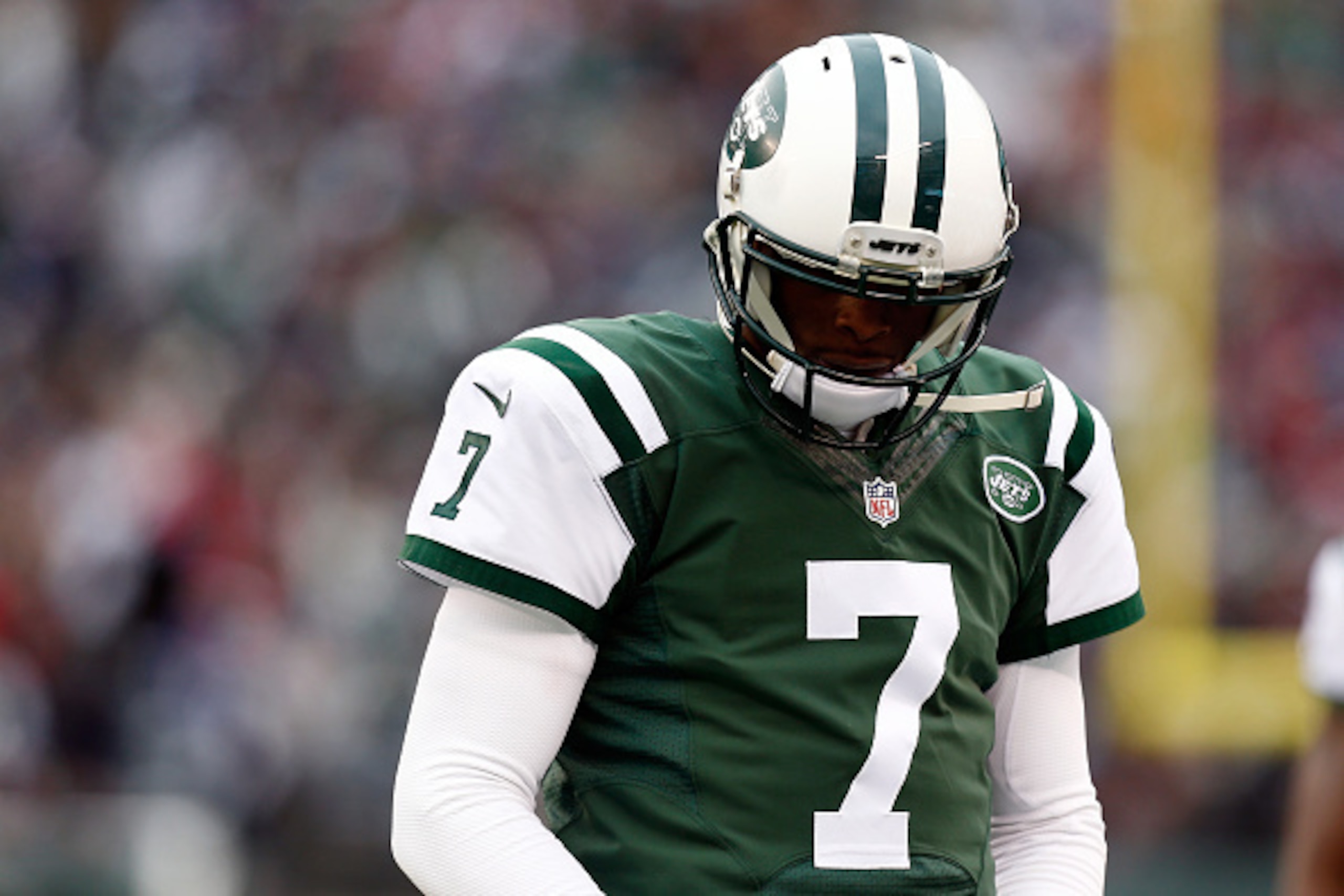 EAST RUTHERFORD, NJ - DECEMBER 21:  Quarterback Geno Smith #7 of the New York Jets looks on from the sideline against the New England Patriots during a game at MetLife Stadium on December 21, 2014 in East Rutherford, New Jersey.  (Photo by Jeff Zelevansky