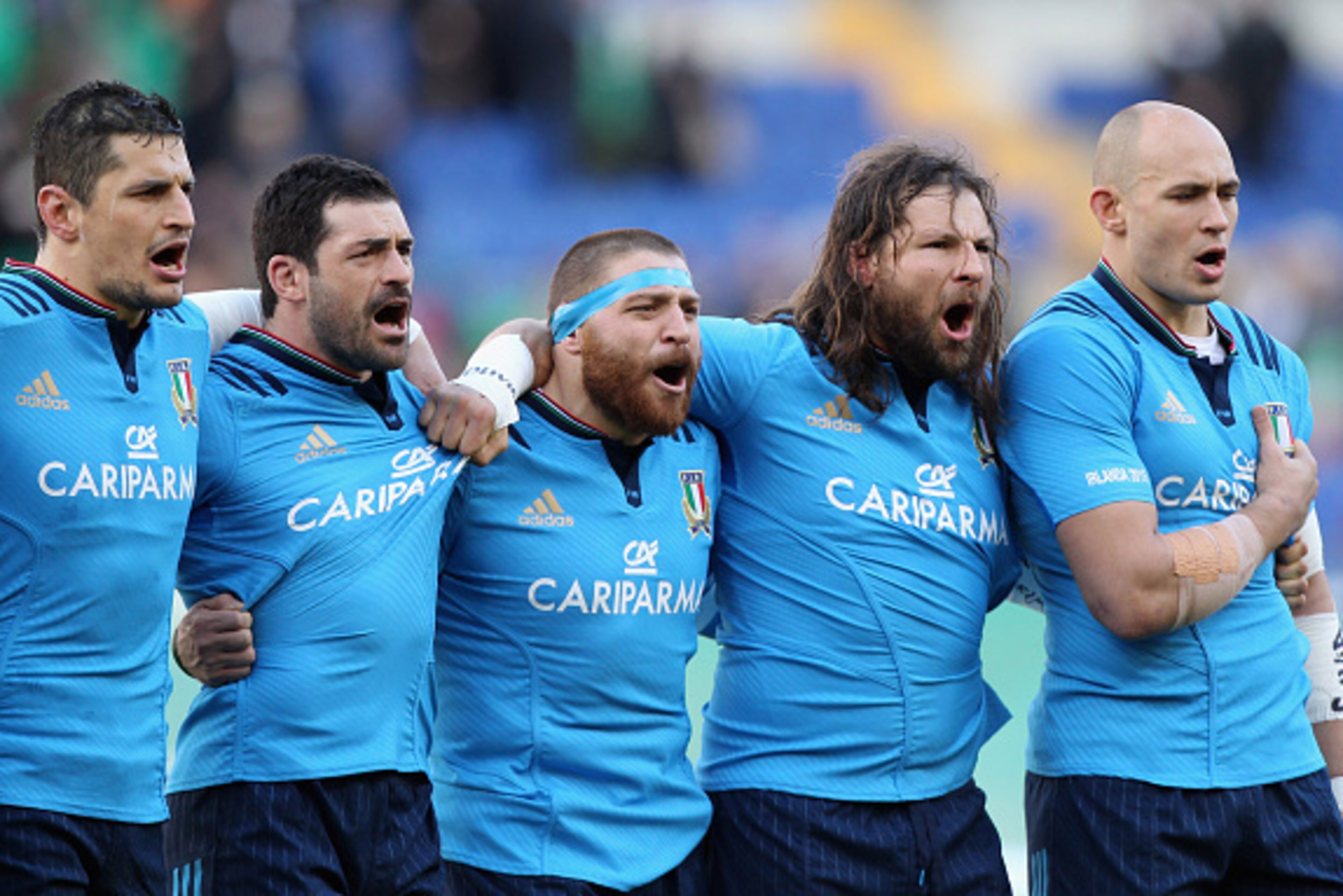 ROME, ITALY - FEBRUARY 07:  Sergio Parisse (R) with his teammates of Italy sing their national anthem before the RBS Six Nations match between Italy and Ireland at Stadio Olimpico on February 7, 2015 in Rome, Italy.  (Photo by Paolo Bruno/Getty Images)
