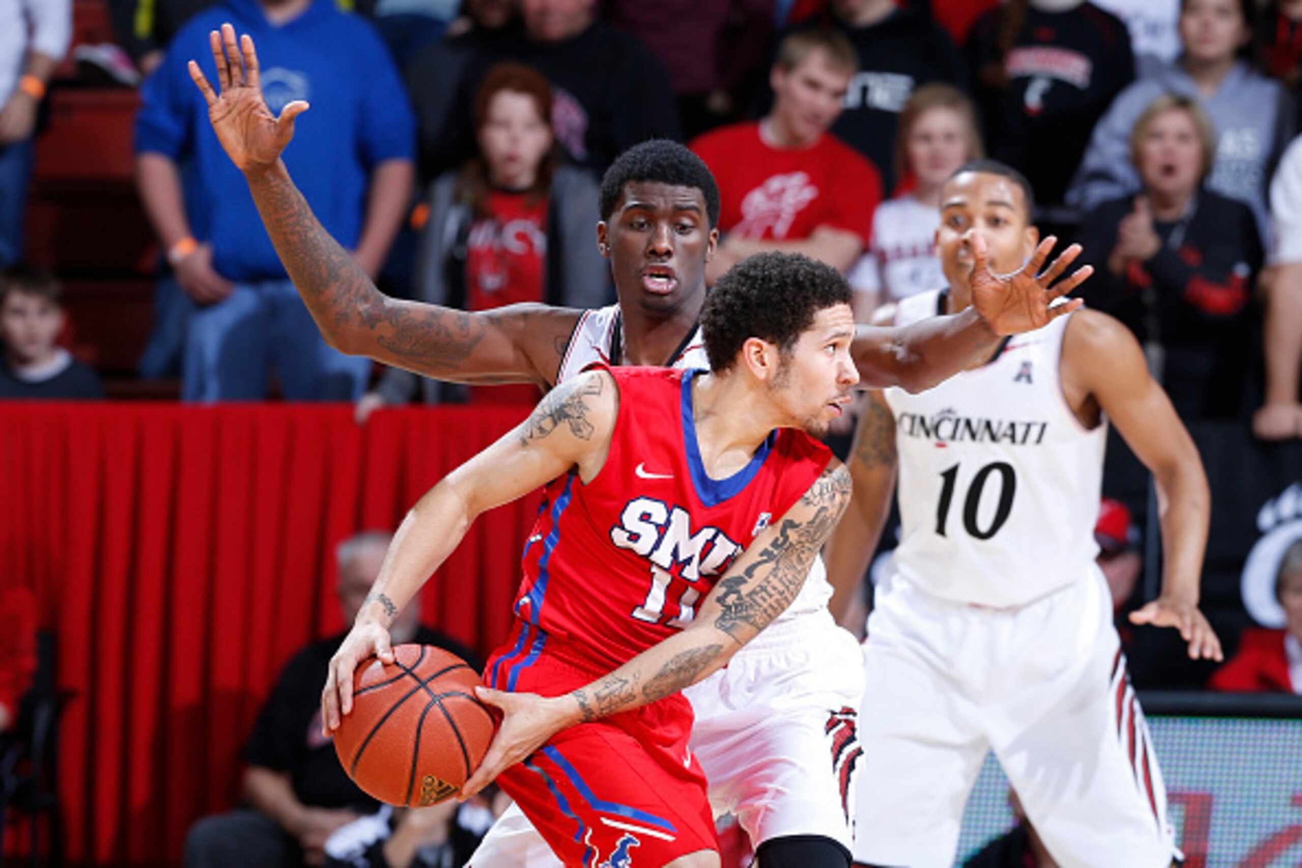 CINCINNATI, OH - JANUARY 3: Shaq Thomas #3 of the Cincinnati Bearcats defends against Nic Moore #11 of the SMU Mustangs during the game at Fifth Third Arena on January 3, 2015 in Cincinnati, Ohio. Cincinnati defeated SMU 56-50. (Photo by Joe Robbins/Getty