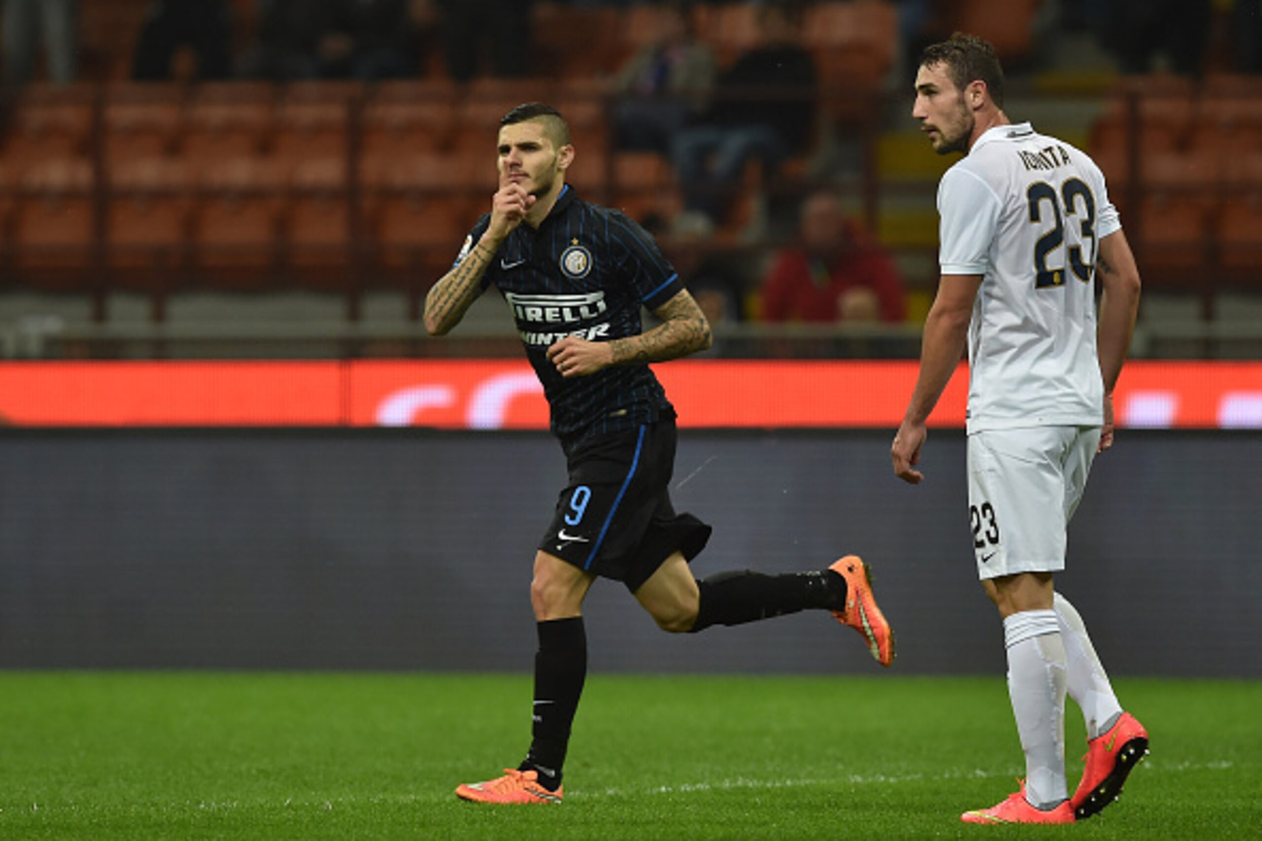 MILAN, ITALY - NOVEMBER 09:  Mauro Emanuel Icardi (L) of FC Internazionale Milano celebrates after scoring a goal during the Serie A match between FC Internazionale Milano and Hellas Verona FC at Stadio Giuseppe Meazza on November 9, 2014 in Milan, Italy.