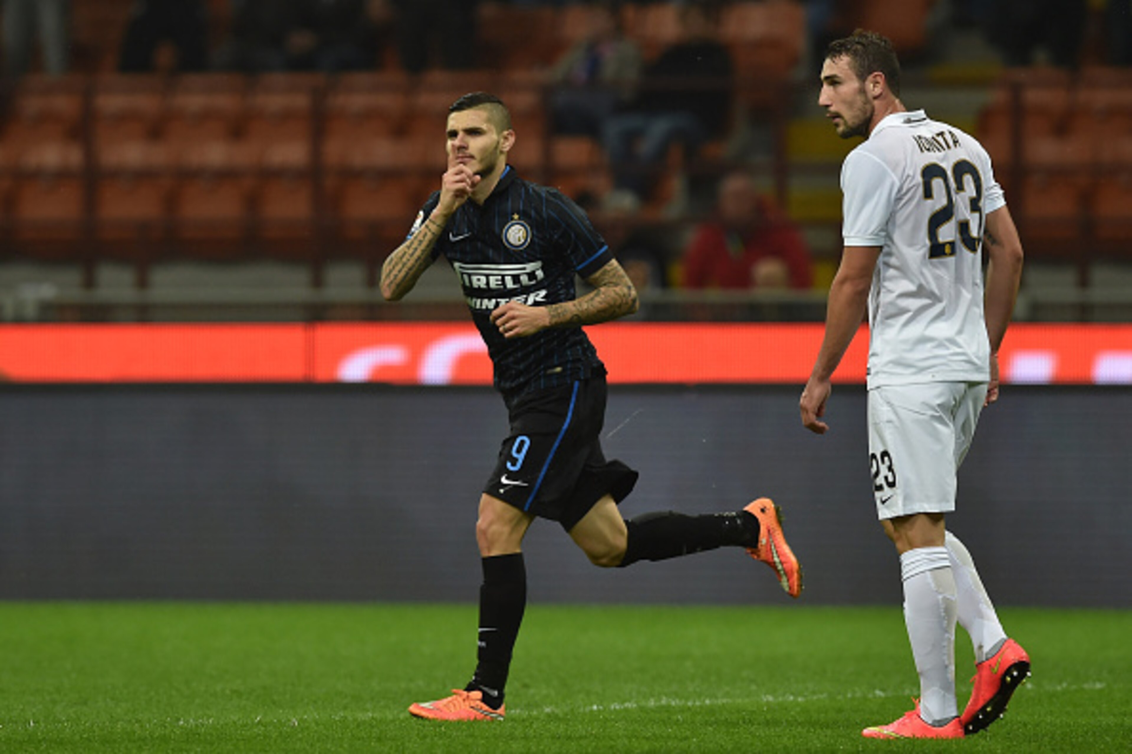 MILAN, ITALY - NOVEMBER 09:  Mauro Emanuel Icardi (L) of FC Internazionale Milano celebrates after scoring a goal during the Serie A match between FC Internazionale Milano and Hellas Verona FC at Stadio Giuseppe Meazza on November 9, 2014 in Milan, Italy.