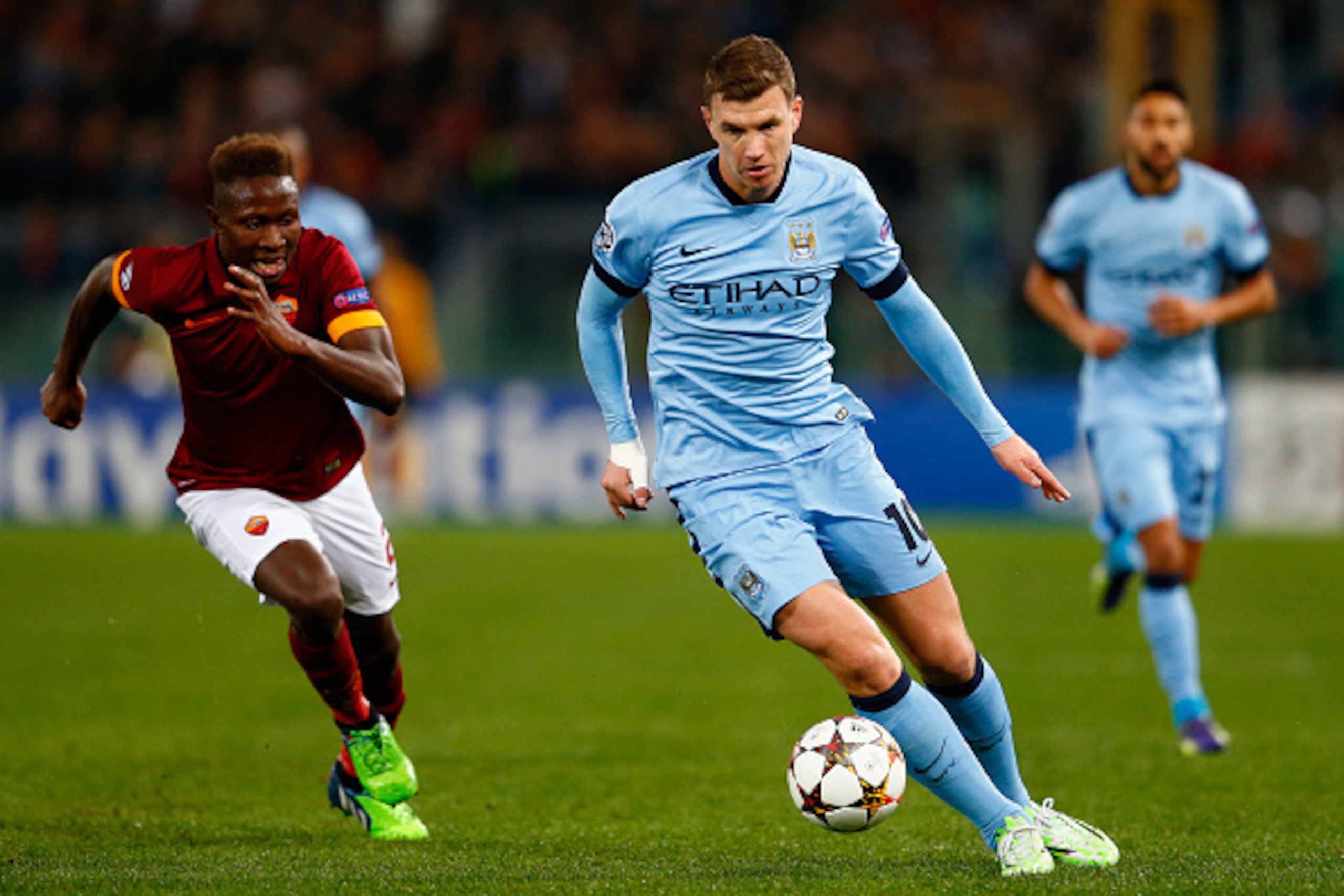 ROME, ITALY - DECEMBER 10: Edin Dzeko of Manchester City battles with Mapou Yanga-Mbiwa of AS Roma during the UEFA Champions League Group E match between AS Roma and Manchester City FC at Stadio Olimpico on December 10, 2014 in Rome, Italy. (Photo by Ju ROME, ITALY - DECEMBER 10: Edin Dzeko of Manchester City battles with Mapou Yanga-Mbiwa of AS Roma during the UEFA Champions League Group E match between AS Roma and Manchester City FC at Stadio Olimpico on December 10, 2014 in Rome, Italy. (Photo by Ju