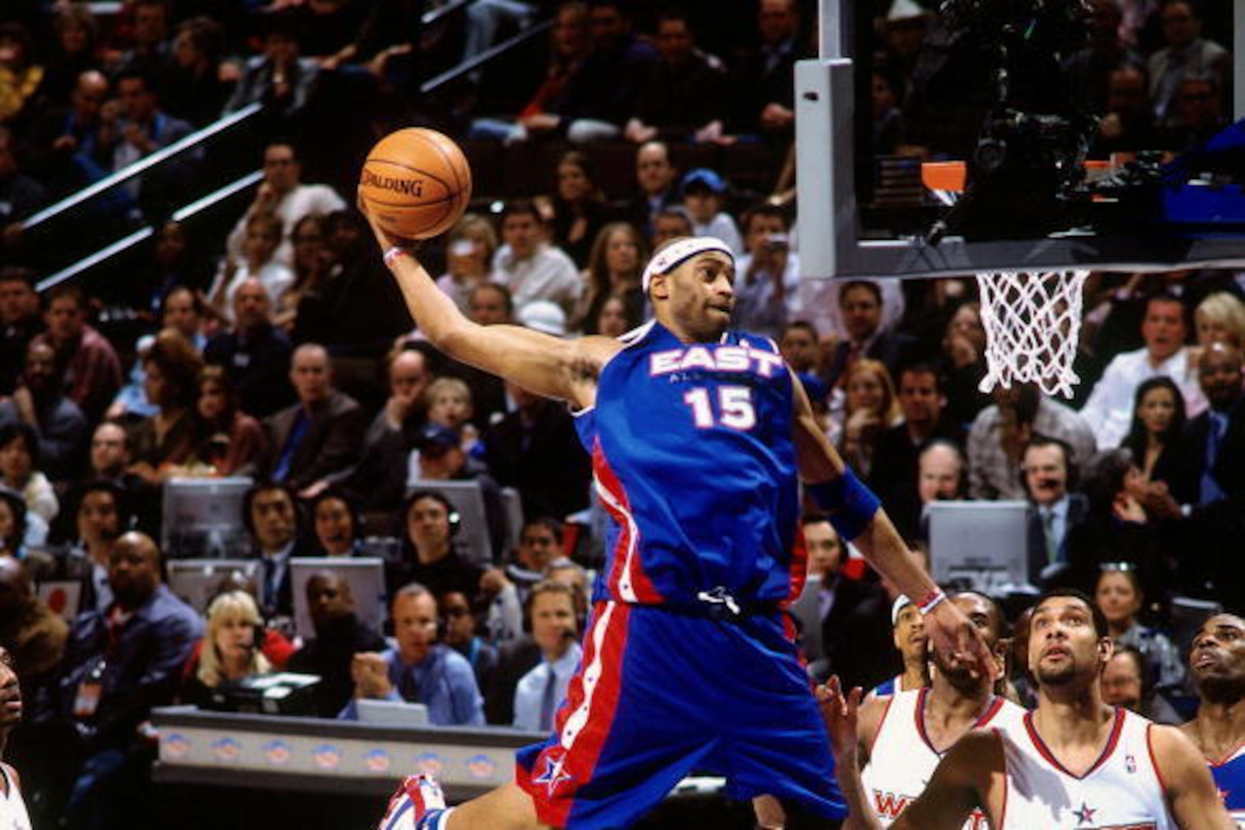 DENVER - FEBRUARY 20:  Vince Carter #15 of the Eastern Conference soars for a dunk during the 2005 NBA All-Star game played Feburary 20th 2005 at the Pepsi Center in Denver, Colorado. NOTE TO USER: User expressly acknowledges that, by downloading and or u