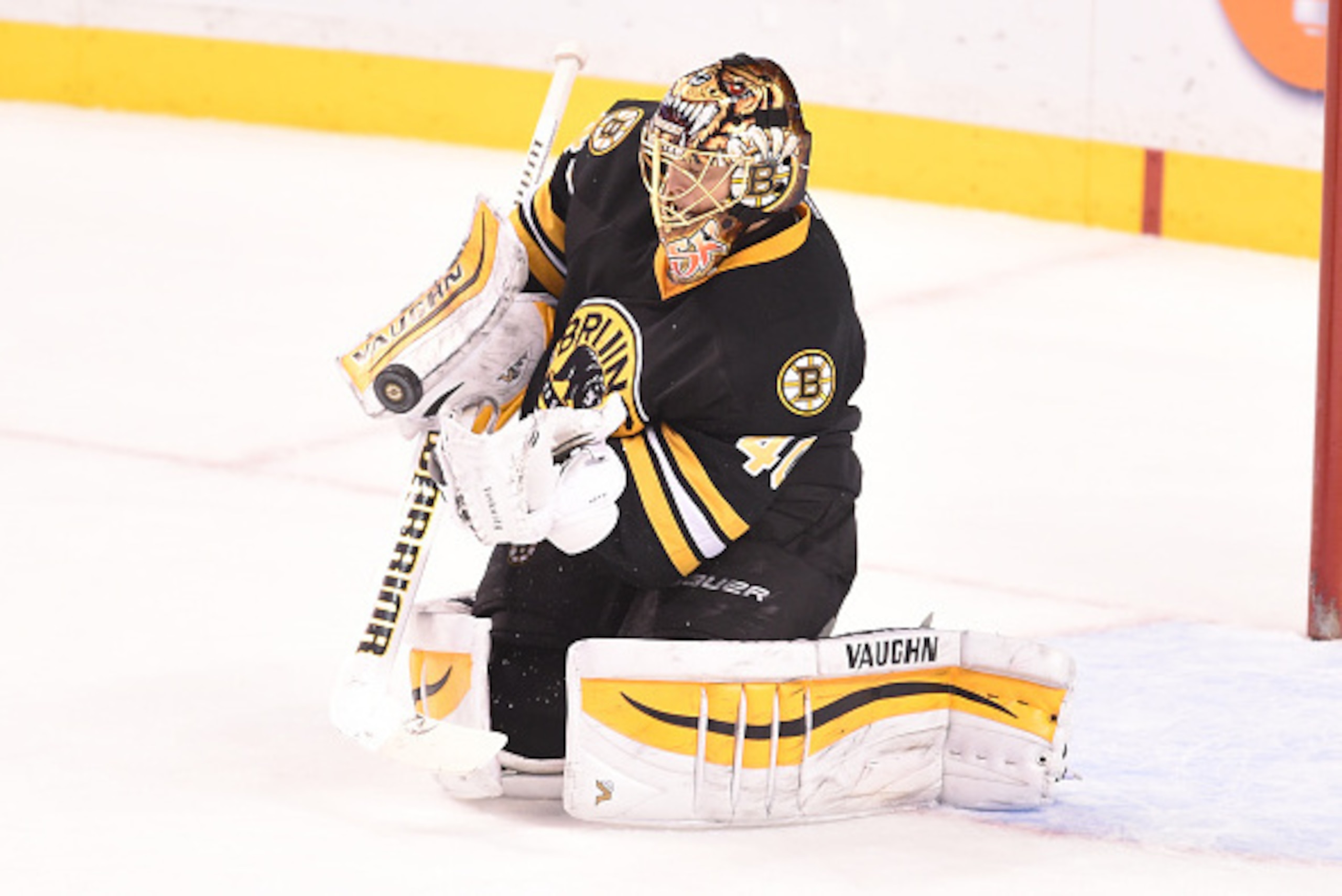 BOSTON, MA - JANUARY 31: Tuukka Rask #40 of the Boston Bruins catches the puck against the Los Angeles Kings at the TD Garden on January 31, 2015 in Boston, Massachusetts. (Photo by Steve Babineau/NHLI via Getty Images) BOSTON, MA - JANUARY 31: Tuukka Rask #40 of the Boston Bruins catches the puck against the Los Angeles Kings at the TD Garden on January 31, 2015 in Boston, Massachusetts. (Photo by Steve Babineau/NHLI via Getty Images)