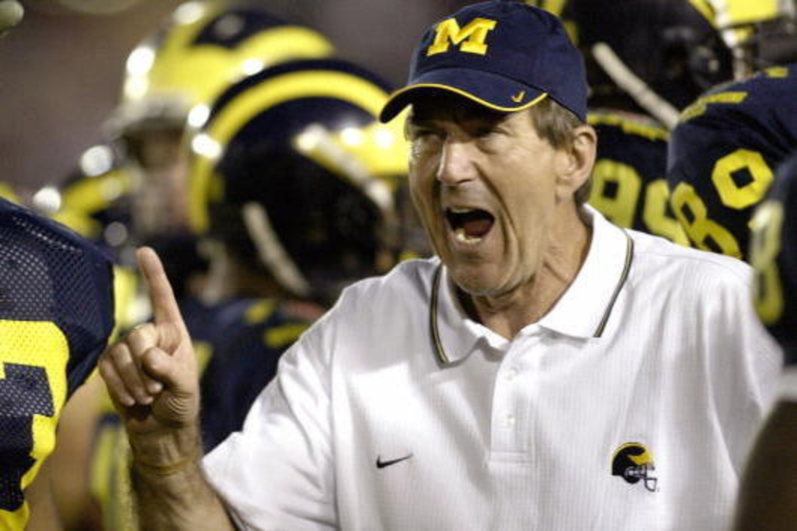 PASADENA, CA - JANUARY 1:  Head coach Lloyd Carr of the Univerity of Michigan Wolverines instructs his player against the USC Trojans in the 2004 Rose Bowl on January 1, 2004 at the Rose Bowl in Pasadena, California. USC won 28-14.  (Photo by Stephen Dunn