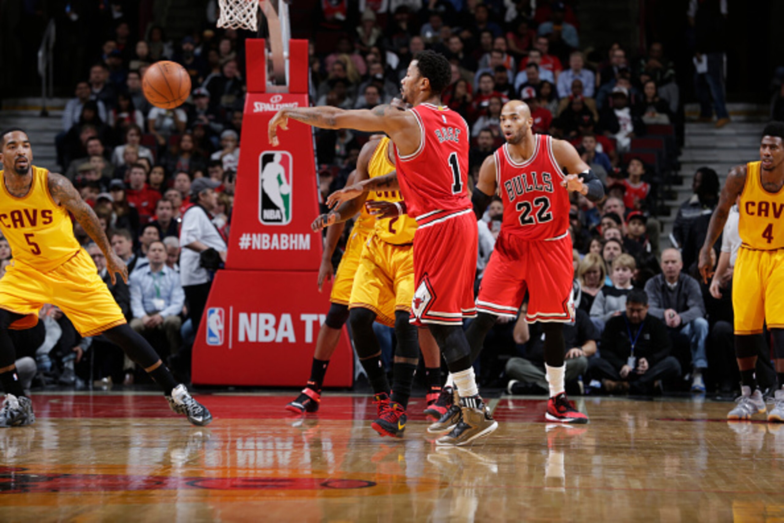 CHICAGO, IL - FEBRUARY 12:  Derrick Rose #1 of the Chicago Bulls passes the ball against the Cleveland Cavaliers during the game on February 12, 2015 at the United Center in Chicago, Illinois. NOTE TO USER: User expressly acknowledges and agrees that, by 