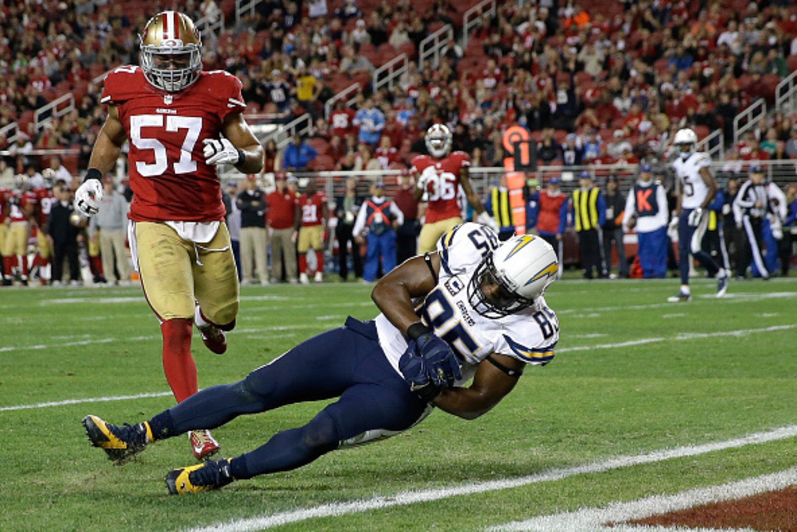 SANTA CLARA, CA - DECEMBER 20:  Tight end Antonio Gates #85 of the San Diego Chargers catches a 21-yard touchdown in the fourth quarter against the San Francisco 49ers at Levi's Stadium on December 20, 2014 in Santa Clara, California.  (Photo by Ezra Shaw