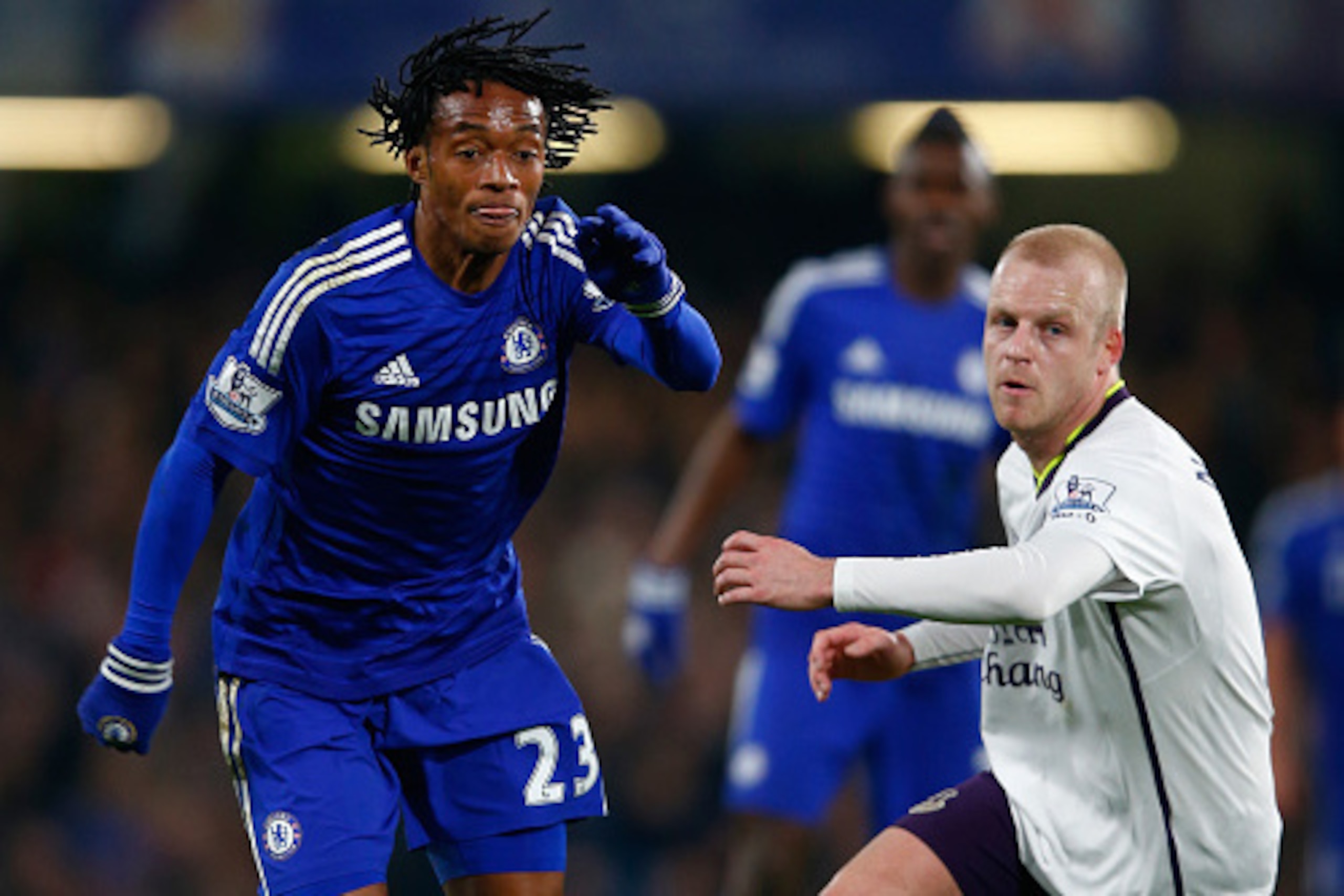 LONDON, ENGLAND - FEBRUARY 11:  Juan Cuadrado of Chelsea breaks away from Steven Naismith of Everton during the Barclays Premier League match between Chelsea and Everton at Stamford Bridge on February 11, 2015 in London, England.  (Photo by Clive Rose/Get
