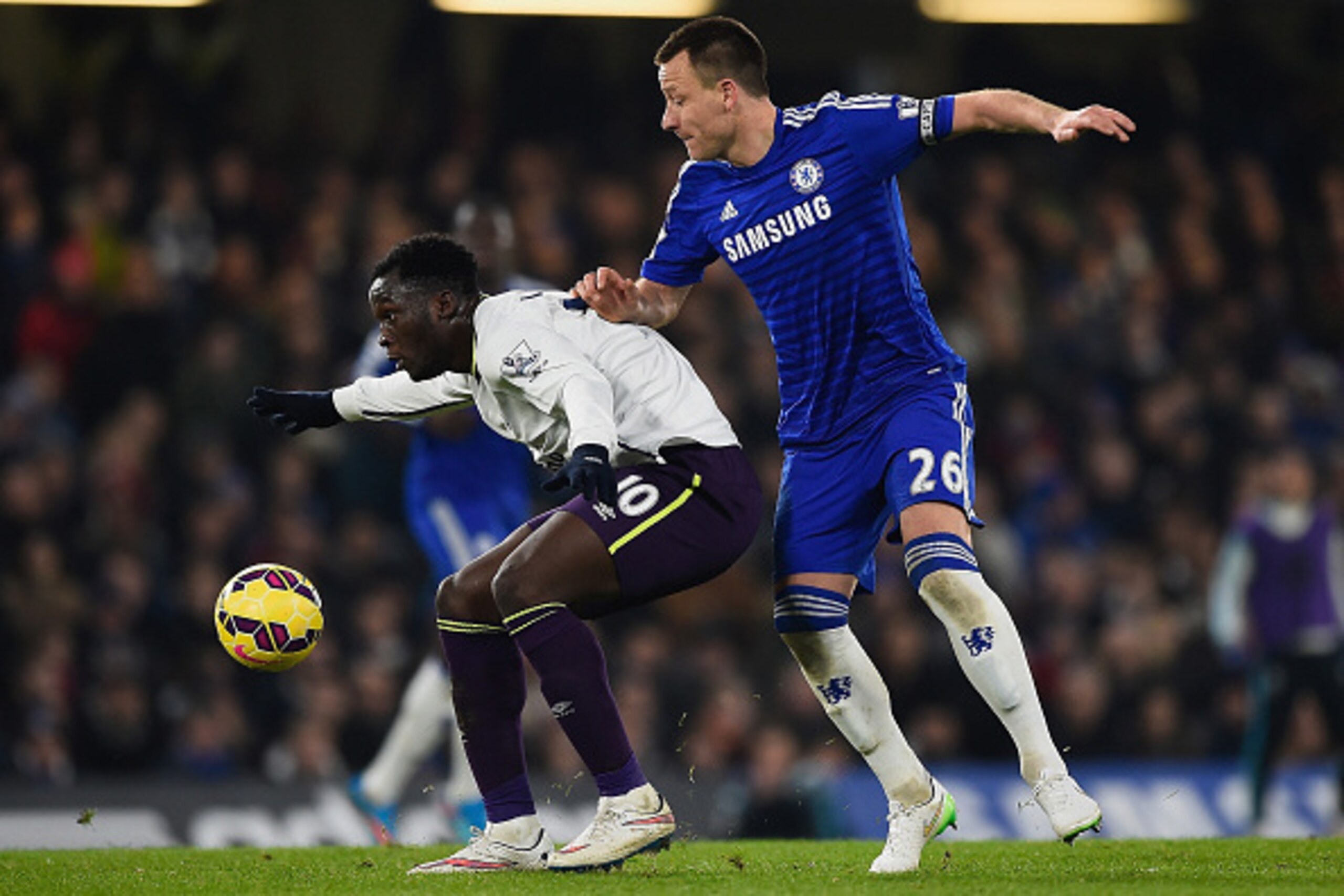 LONDON, ENGLAND - FEBRUARY 11:  Romelu Lukaku of Everton and John Terry of Chelsea battle for the ball during the Barclays Premier League match between Chelsea and Everton at Stamford Bridge on February 11, 2015 in London, England.  (Photo by Mike Hewitt/