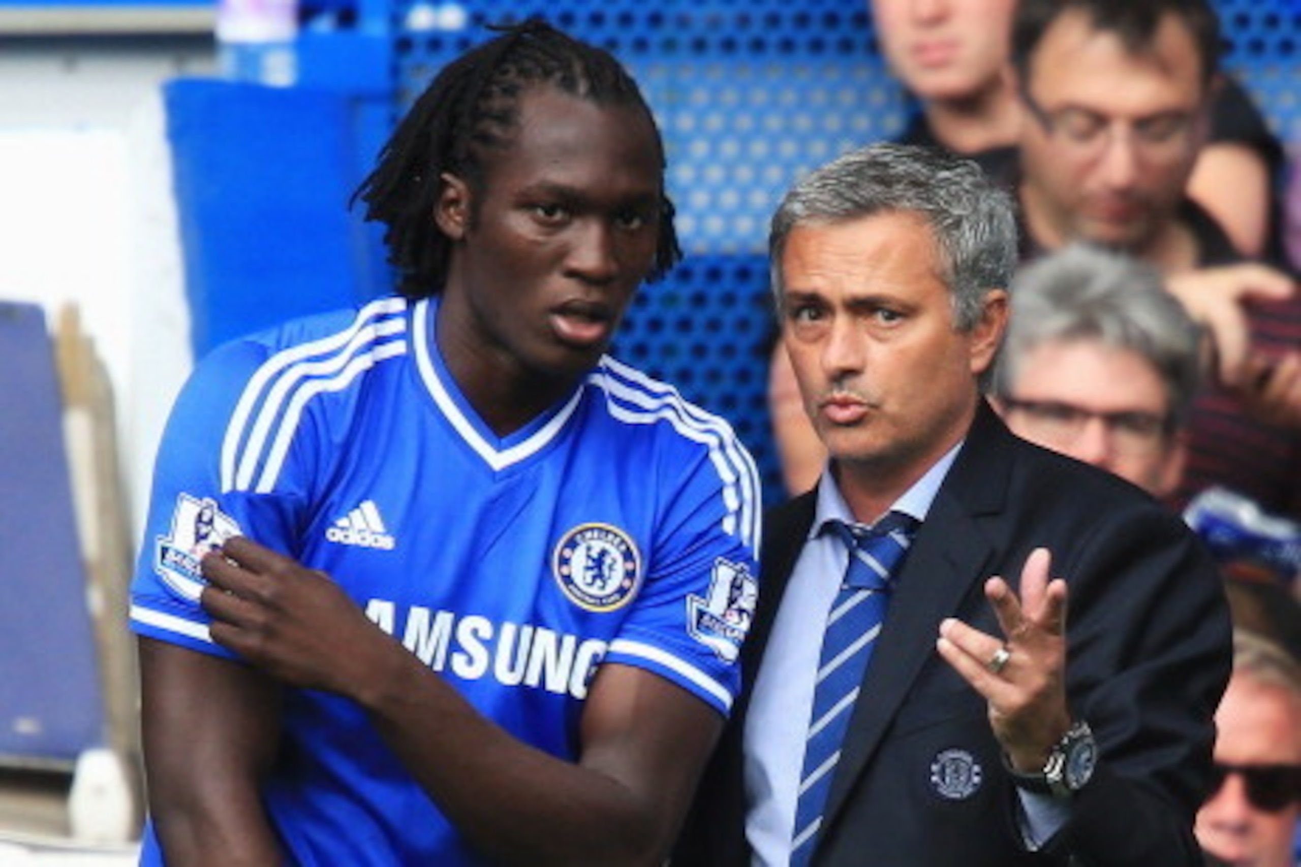 LONDON, ENGLAND - AUGUST 18:  Chelsea manager Jose Mourinho talks to substitute Romelu Lukaku of Chelsea during the Barclays Premier League match between Chelsea and Hull City at Stamford Bridge on August 18, 2013 in London, England.  (Photo by Richard He