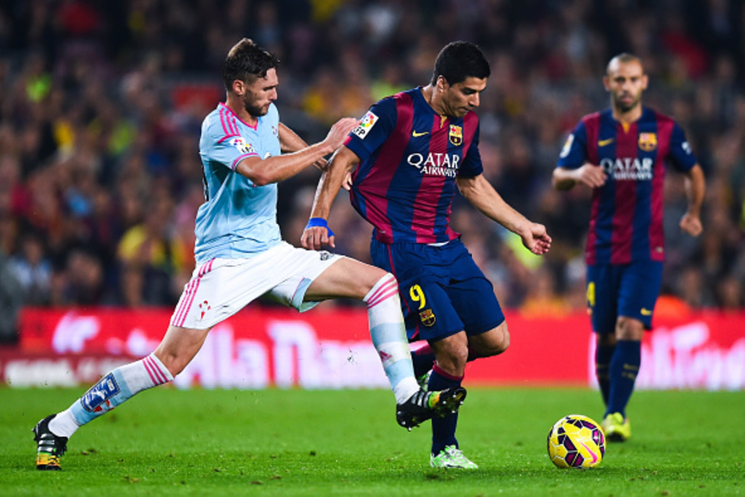 BARCELONA, SPAIN - NOVEMBER 01: Luis Suarez of FC Barcelona competes for the ball with Sergi Gomez of Celta de Vigo during the La Liga match between FC Barcelona and Celta de Vigo at Camp Nou on November 1, 2014 in Barcelona, Spain.  (Photo by David Ramos