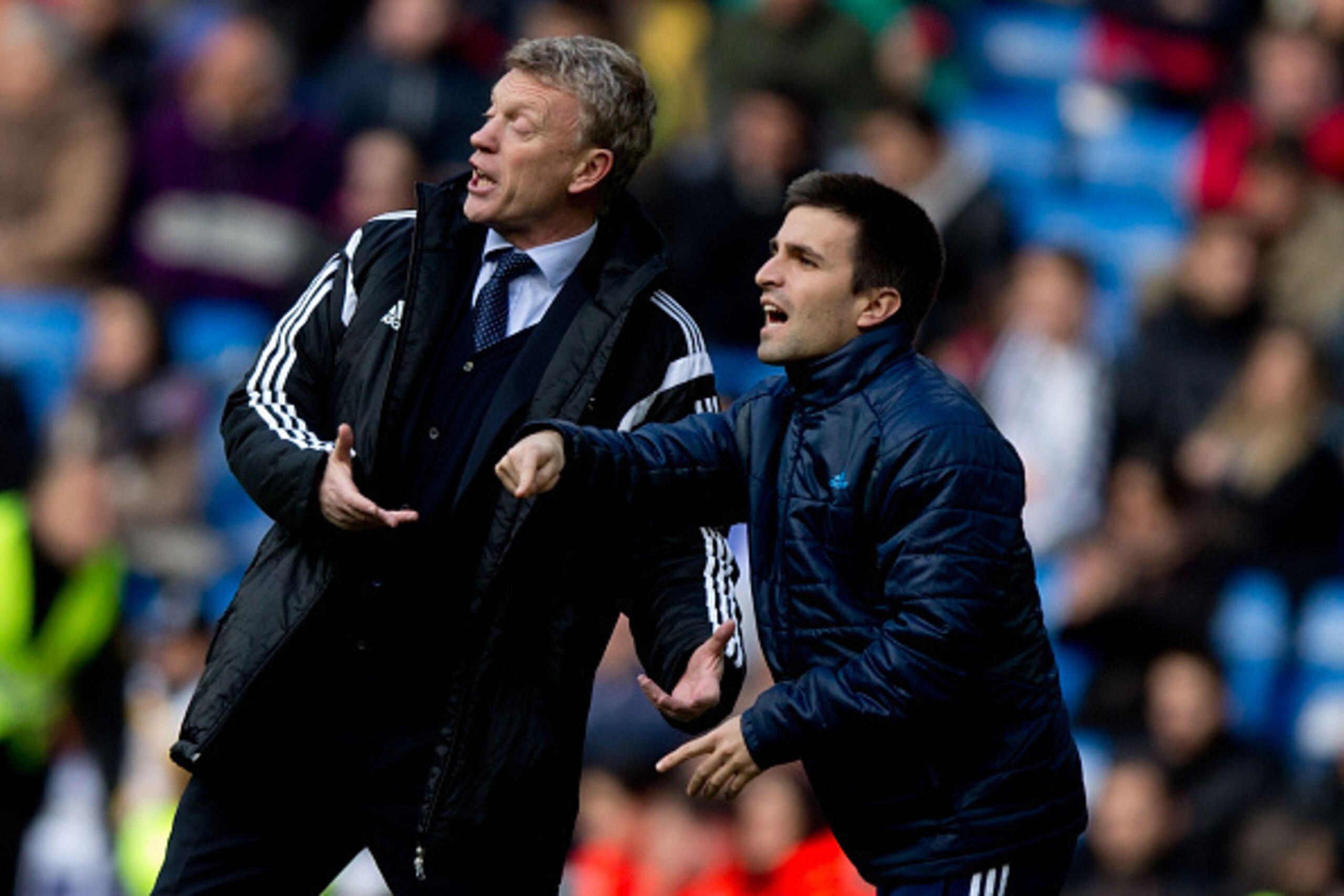 MADRID, SPAIN - JANUARY 31: Head coach David Moyes (L) of  Real Sociedad de Futbol and his assistant coach Imanol Alguacil Barrenetxea (R) give instructions to their players during the La Liga match between Real Madrid CF and Real Sociedad de Futbol at Es