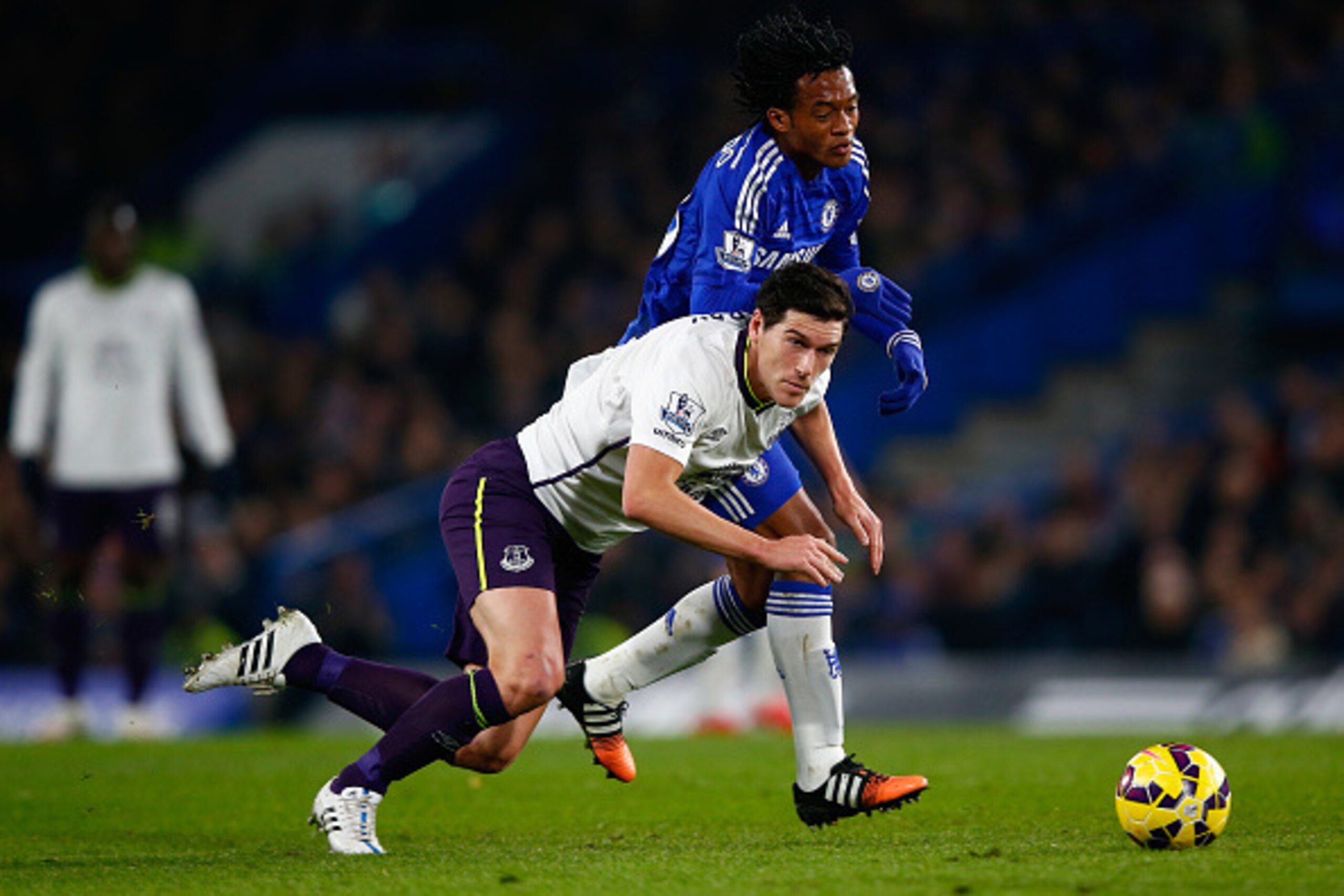 LONDON, ENGLAND - FEBRUARY 11:  Juan Cuadrado of Chelsea clashes with Gareth Barry of Everton during the Barclays Premier League match between Chelsea and Everton at Stamford Bridge on February 11, 2015 in London, England.  (Photo by Clive Rose/Getty Imag