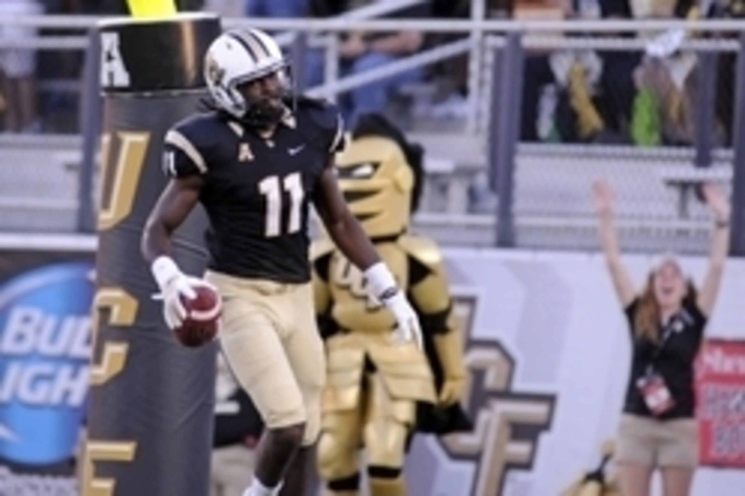 Oct 25, 2014; Orlando, FL, USA; UCF Knights wide receiver Breshad Perriman (11) celebrates after a 50-yard touchdown catch in the second quarter against the Temple Owls at Bright House Networks Stadium. Mandatory Credit: David Manning-USA TODAY Sports