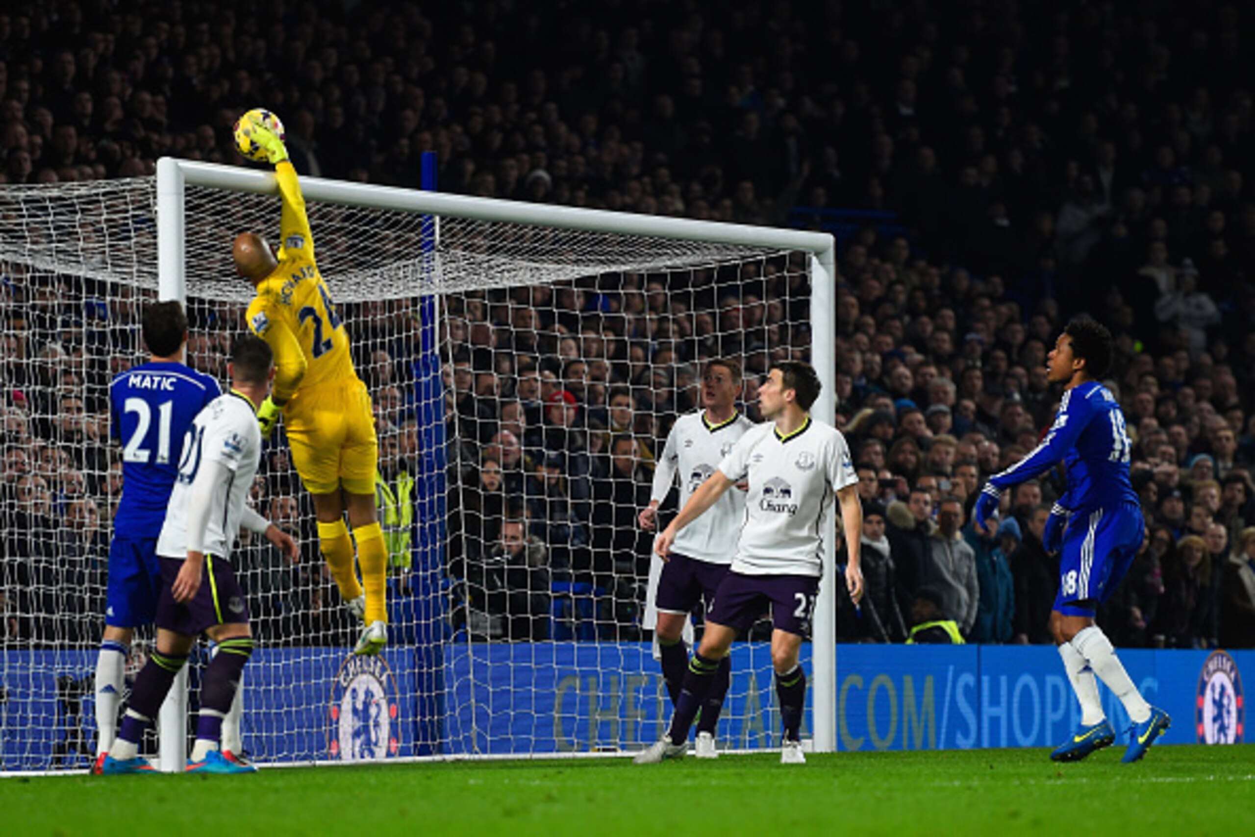 LONDON, ENGLAND - FEBRUARY 11:  Tim Howard of Everton tips the ball over the bar during the Barclays Premier League match between Chelsea and Everton at Stamford Bridge on February 11, 2015 in London, England.  (Photo by Mike Hewitt/Getty Images)