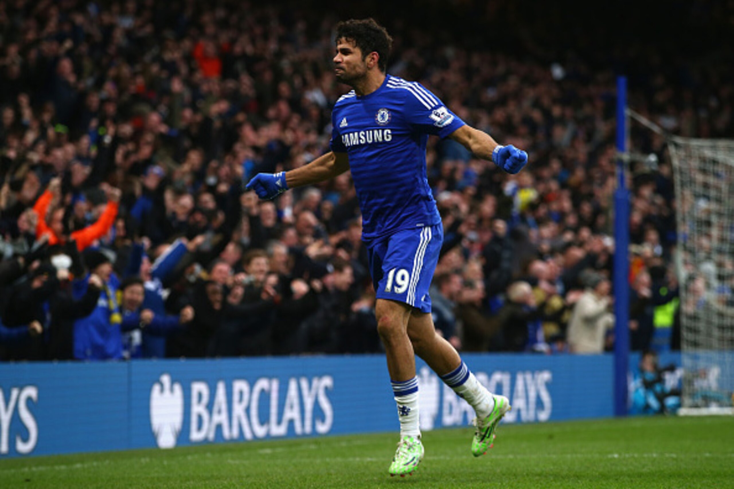 LONDON, ENGLAND - DECEMBER 26:  Diego Costa of Chelsea celebrates scoring their second goal during the Barclays Premier League match between Chelsea and West Ham United at Stamford Bridge on December 26, 2014 in London, England.  (Photo by Clive Rose/Gett