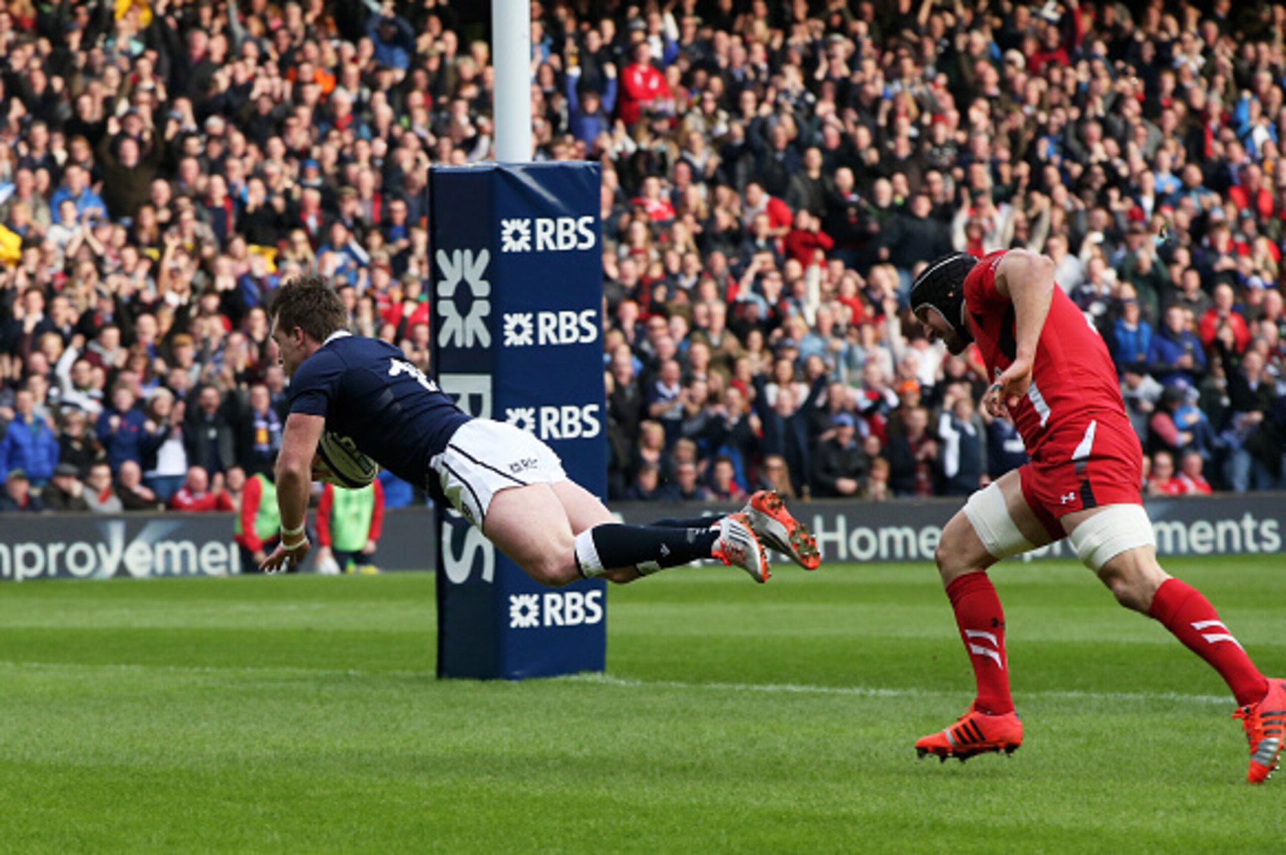 EDINBURGH, SCOTLAND - FEBRUARY 15:  Stuart Hogg of Scotland runs in the opening try during the RBS Six Nations match between Scotland and Wales at Murrayfield Stadium on February 15, 2015 in Edinburgh, Scotland.  (Photo by David Rogers/Getty Images)