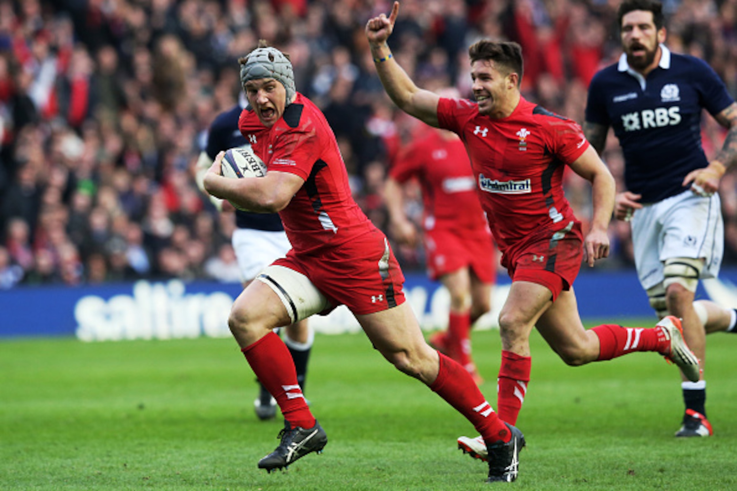 EDINBURGH, SCOTLAND - FEBRUARY 15:  Jonathan Davies of Wales scores his team's second try as teammates Rhys Webb of Wales celebrates during the RBS Six Nations match between Scotland and Wales at Murrayfield Stadium on February 15, 2015 in Edinburgh, Scot