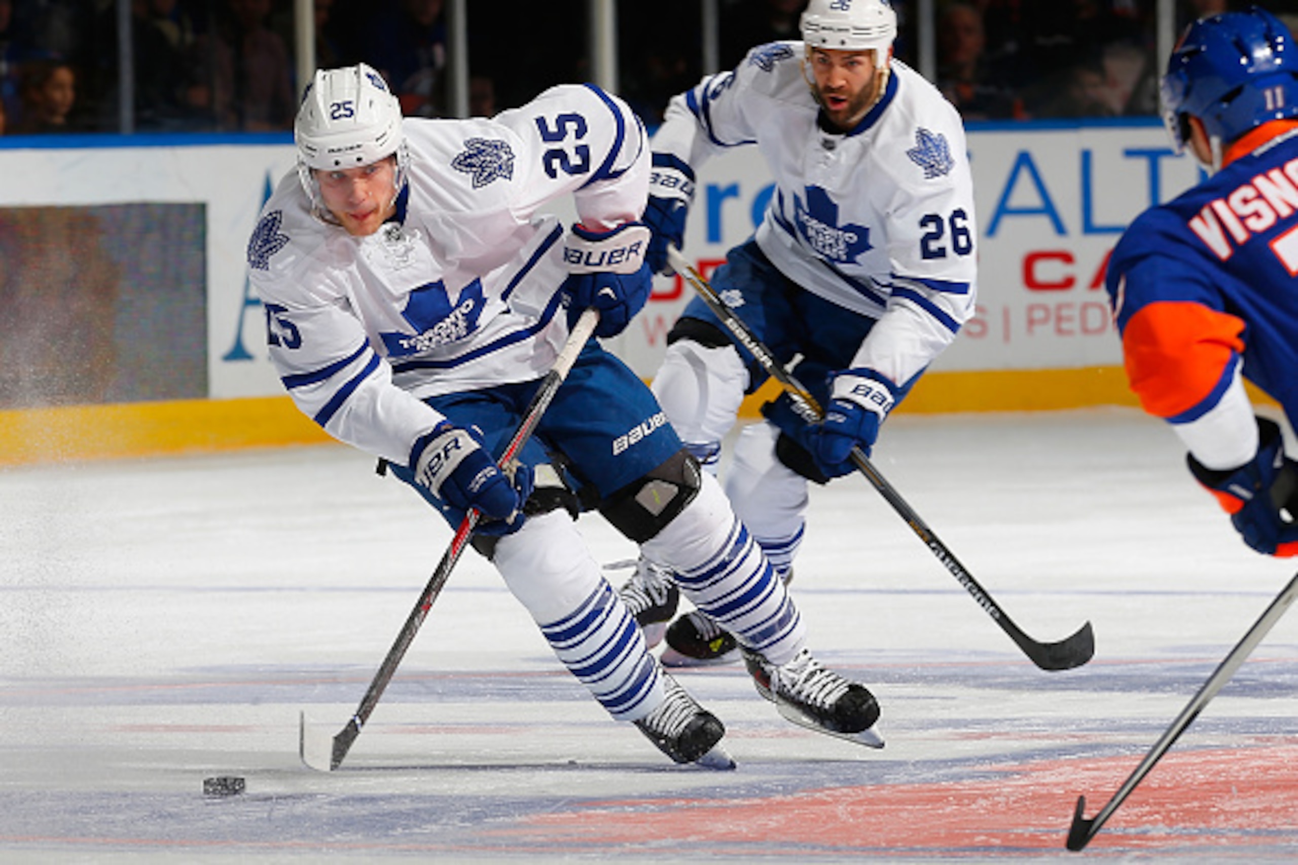 UNIONDALE, NY - FEBRUARY 12: Mike Santorelli #25 of the Toronto Maple Leafs skates against the New York Islanders at Nassau Veterans Memorial Coliseum on February 12, 2015 in Uniondale, New York. The New York Islanders defeated the Toronto Maple Leafs 3-2