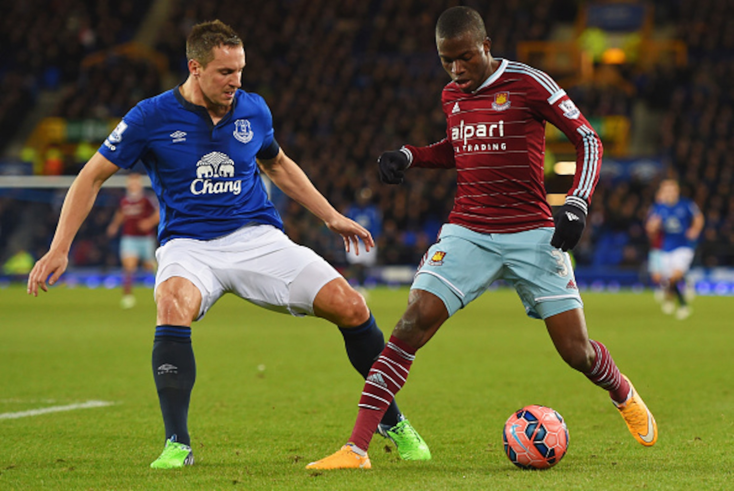 LIVERPOOL, ENGLAND - JANUARY 06: Enner Valencia of West Ham United takes on Phil Jagielka of Everton during the FA Cup Third Round match between Everton and West Ham United at Goodison Park on January 6, 2015 in Liverpool, England. (Photo by Michael Reg LIVERPOOL, ENGLAND - JANUARY 06: Enner Valencia of West Ham United takes on Phil Jagielka of Everton during the FA Cup Third Round match between Everton and West Ham United at Goodison Park on January 6, 2015 in Liverpool, England. (Photo by Michael Reg