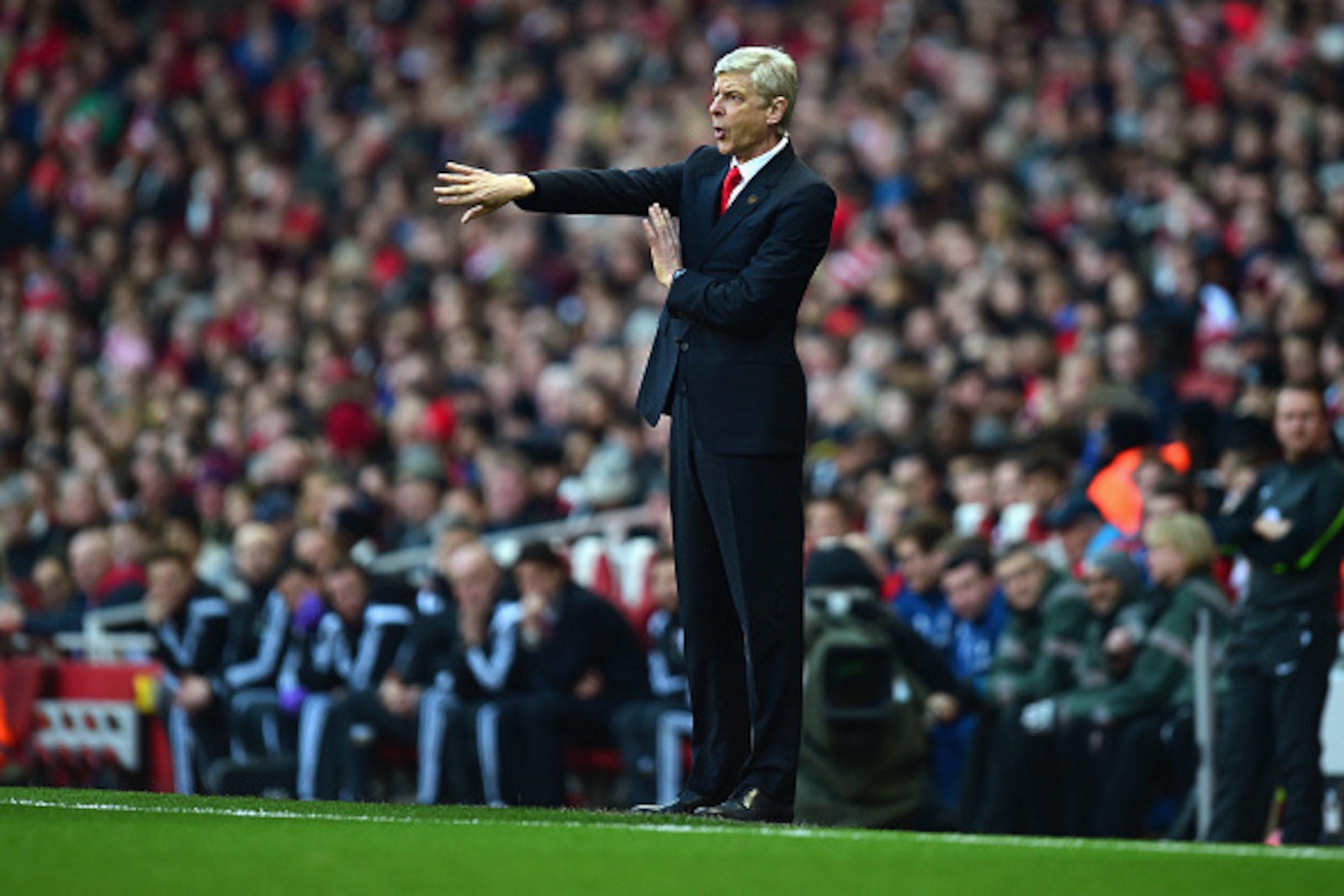 LONDON, ENGLAND - FEBRUARY 15:  Arsene Wenger, manager of Arsenal on the touchline during the FA Cup fifth round match between Arsenal and Middlesbrough at Emirates Stadium on February 15, 2015 in London, England.  (Photo by Jamie McDonald/Getty Images)