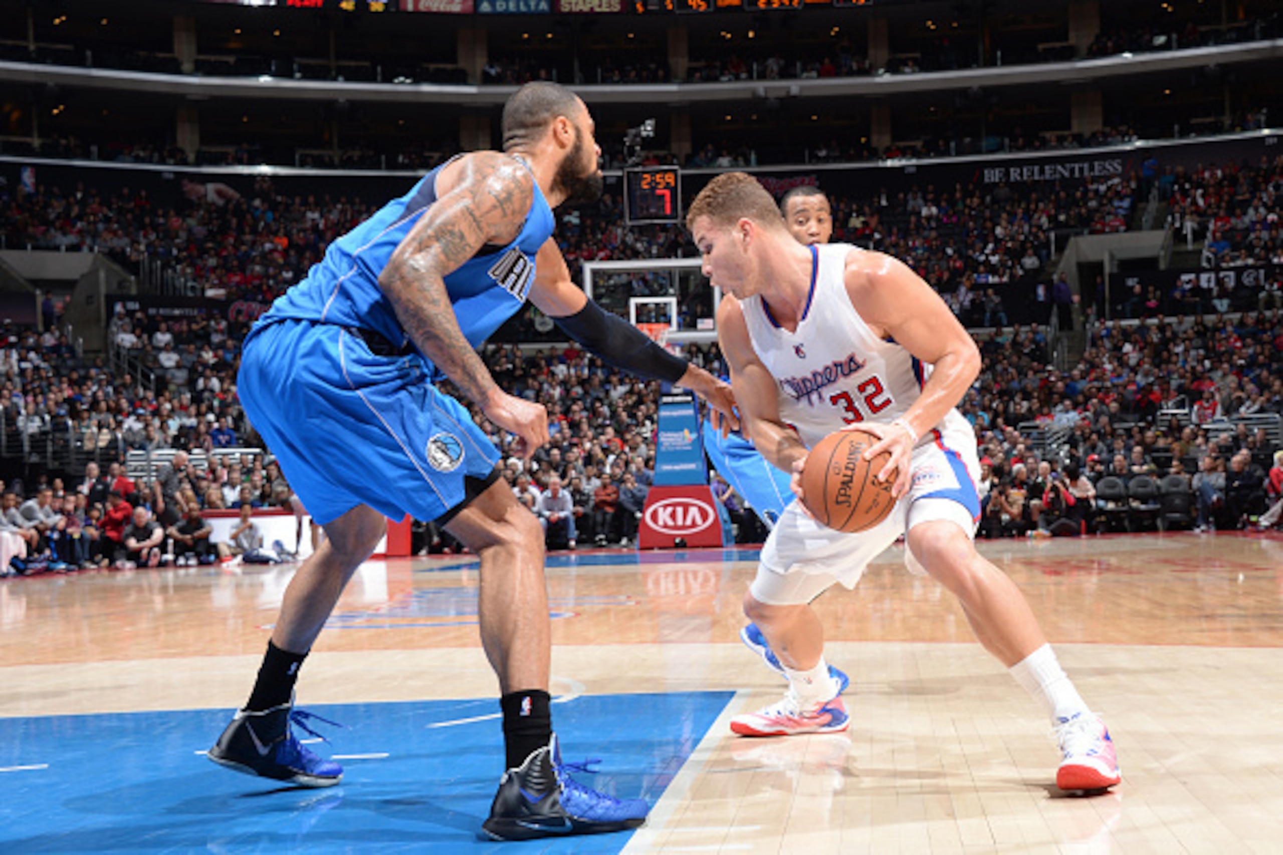 LOS ANGELES, CA - JANUARY 10:  Blake Griffin #32 of the Los Angeles Clippers handles the ball against the Dallas Mavericks during the game on January 10, 2015 at STAPLES Center in Los Angeles, California. NOTE TO USER: User expressly acknowledges and agre