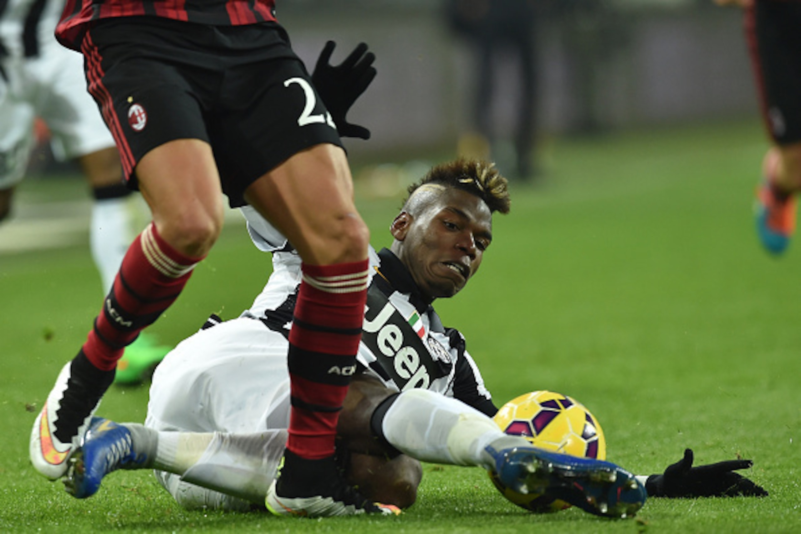 TURIN, ITALY - FEBRUARY 07:  Paul Pogba of Juventus FC controls the ball during the Serie A match between Juventus FC and AC Milan at Juventus Arena on February 7, 2015 in Turin, Italy.  (Photo by Valerio Pennicino/Getty Images)